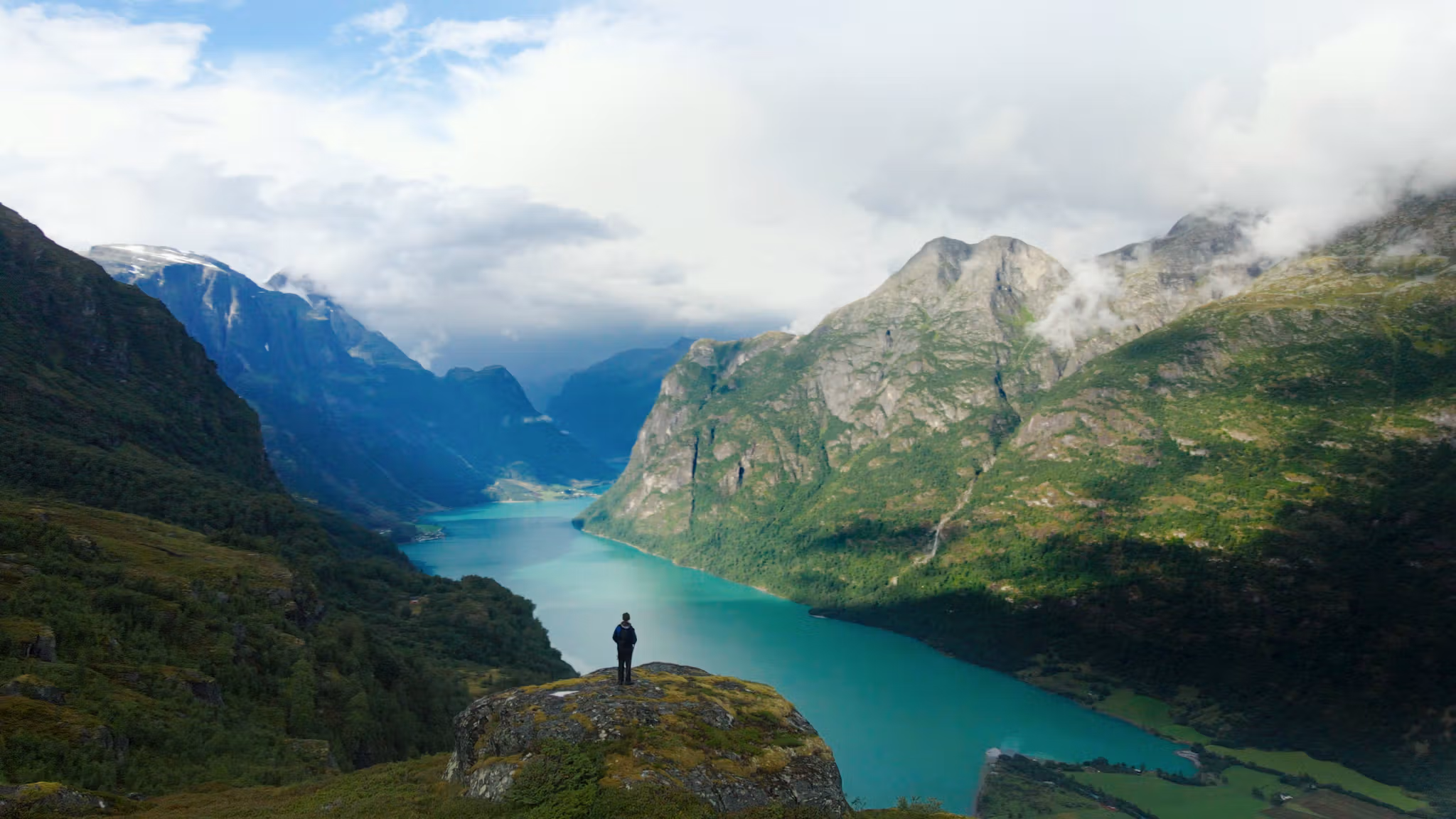 En mann på tur i Olderdalen i Nordfjord
