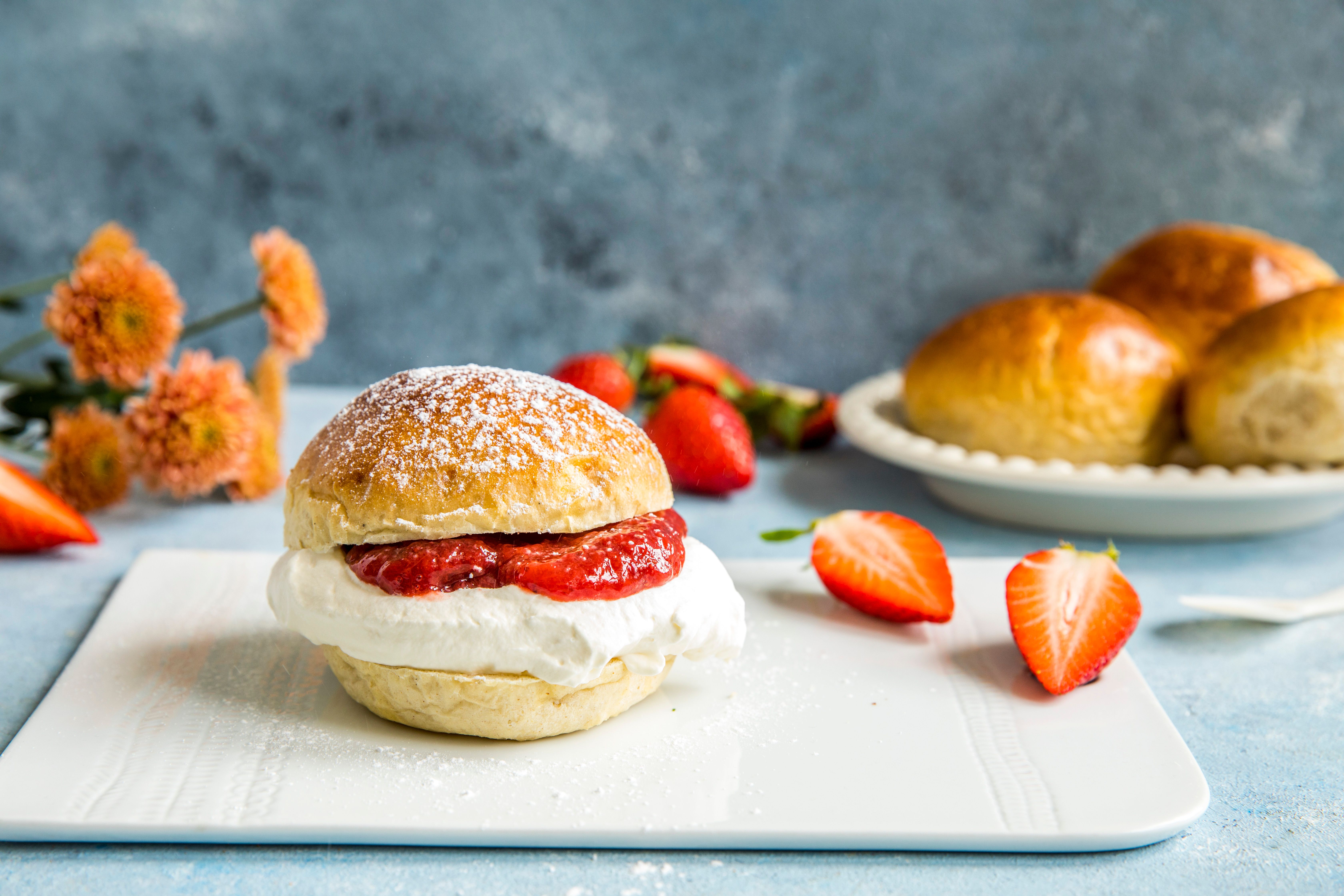 Fastelavnsbolle med krem og syltetøy