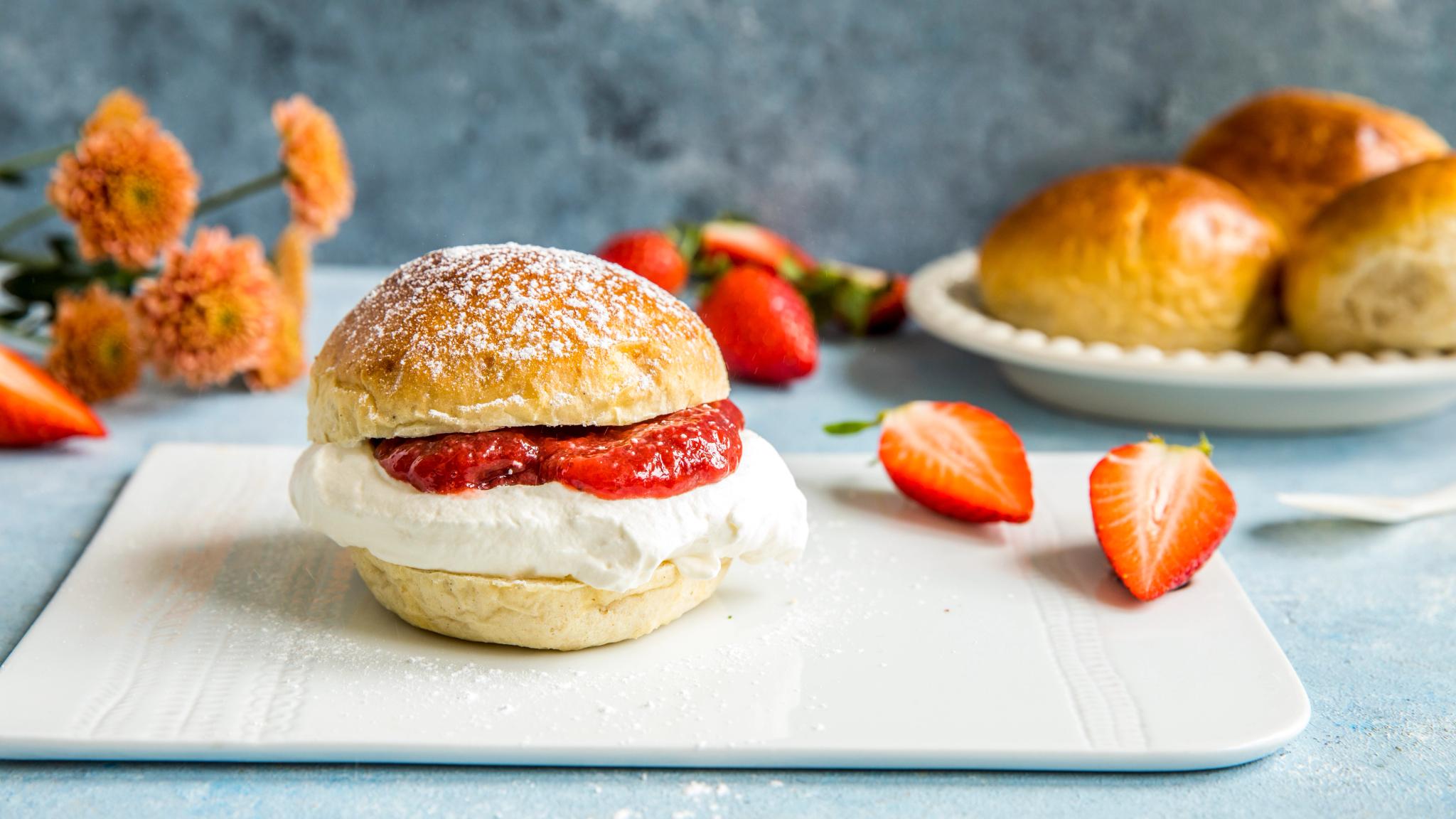 Fastelavnsbolle med krem og syltetøy