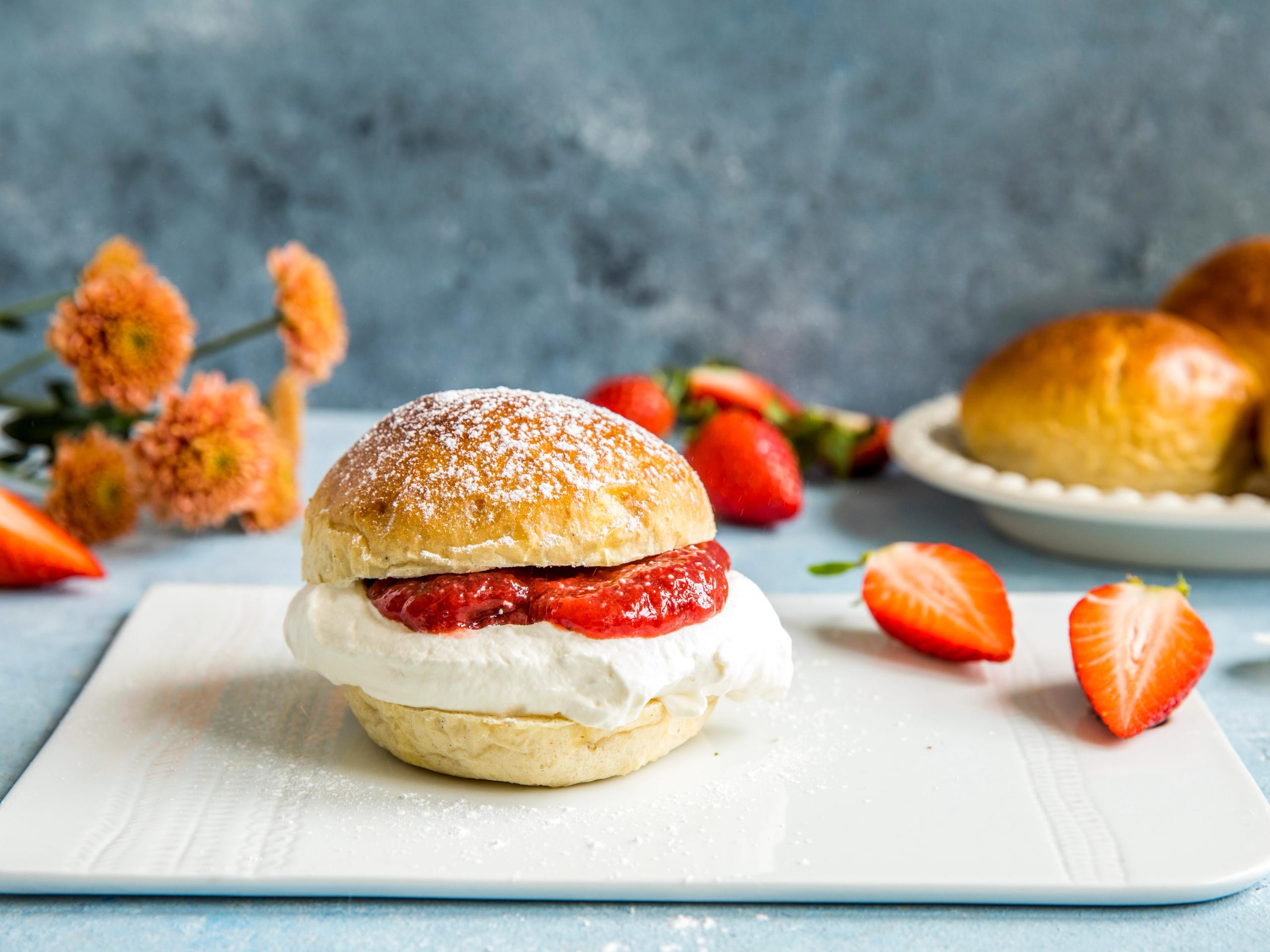 Fastelavnsbolle med krem og syltetøy