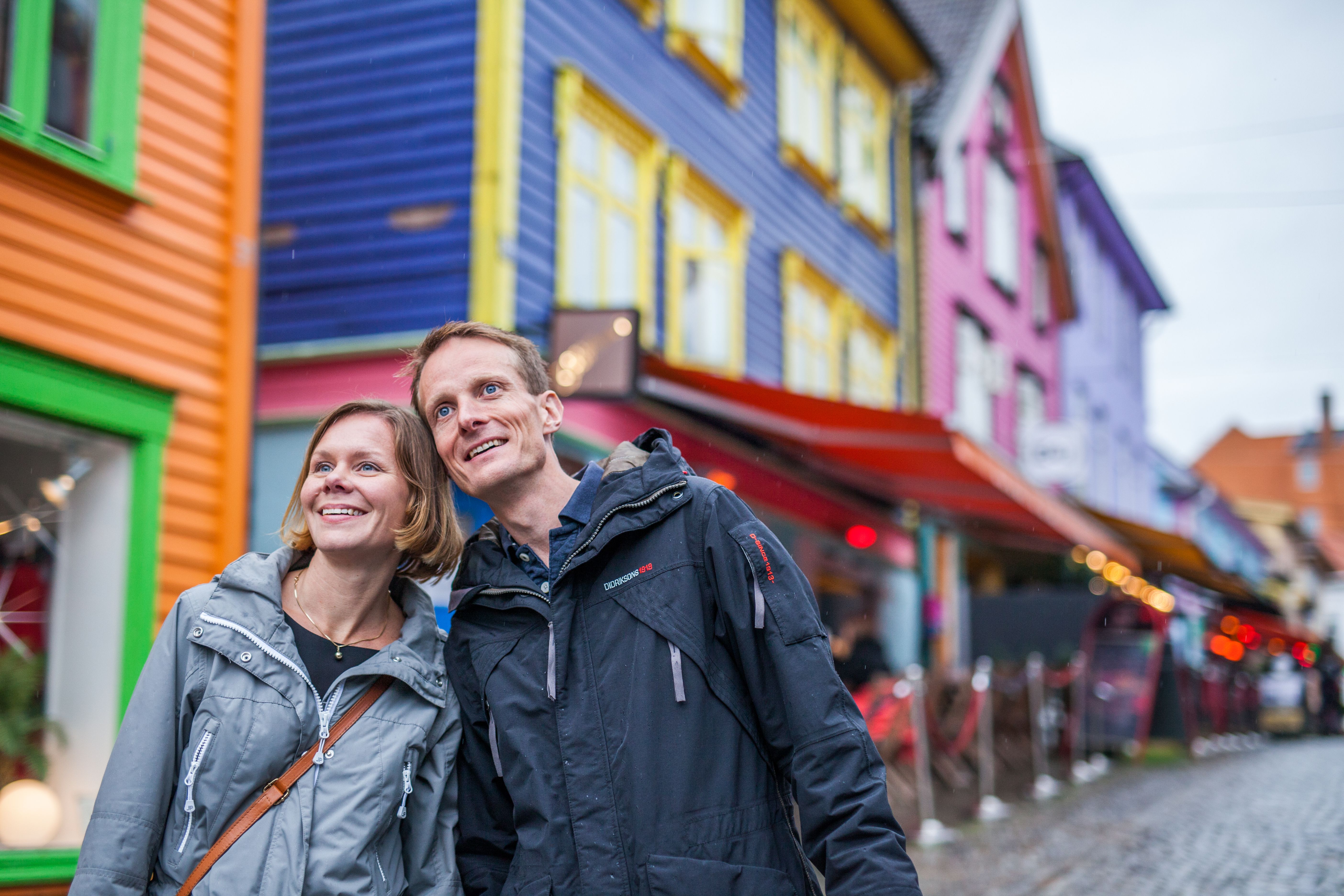 Et par på helgetur til Stavanger på Vestlandet, i fargegaten Øvre Holmegate