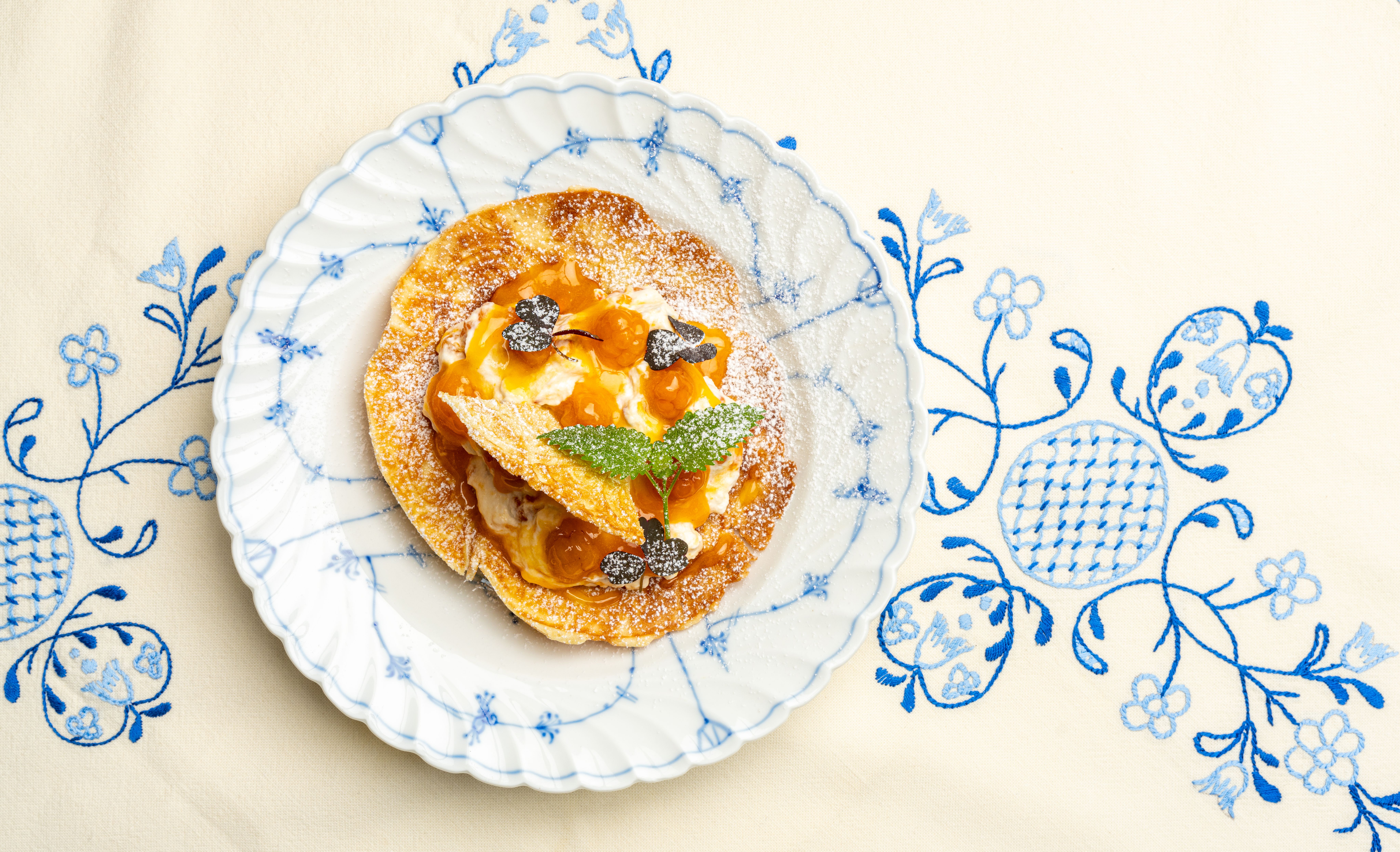 Shortbread with cloudberry cream