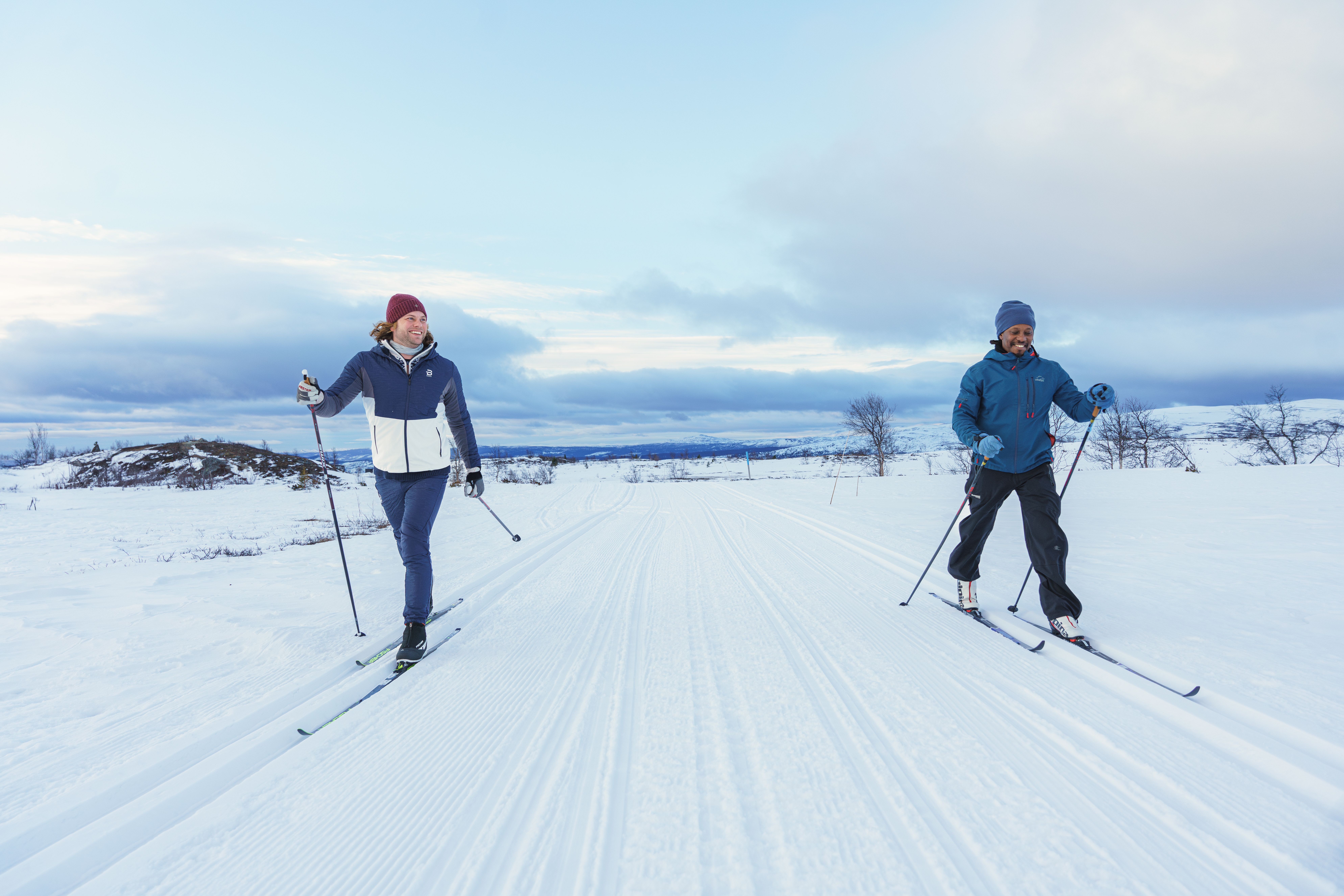 Two men are cross-country skiing a frosty morning in Beitostølen