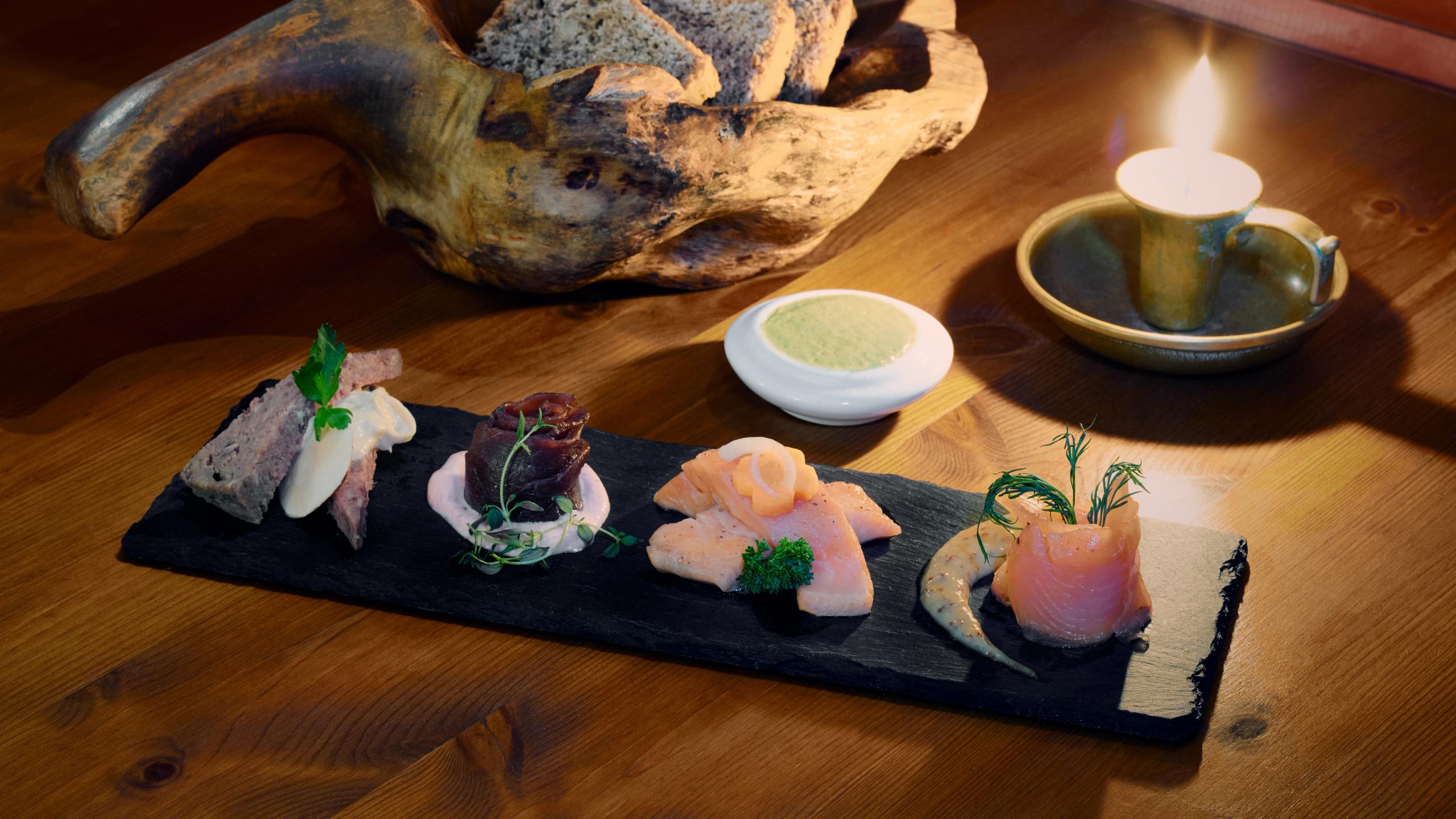 En fjøl med små fiskeretter på Hallingstuene restaurant på Geilo