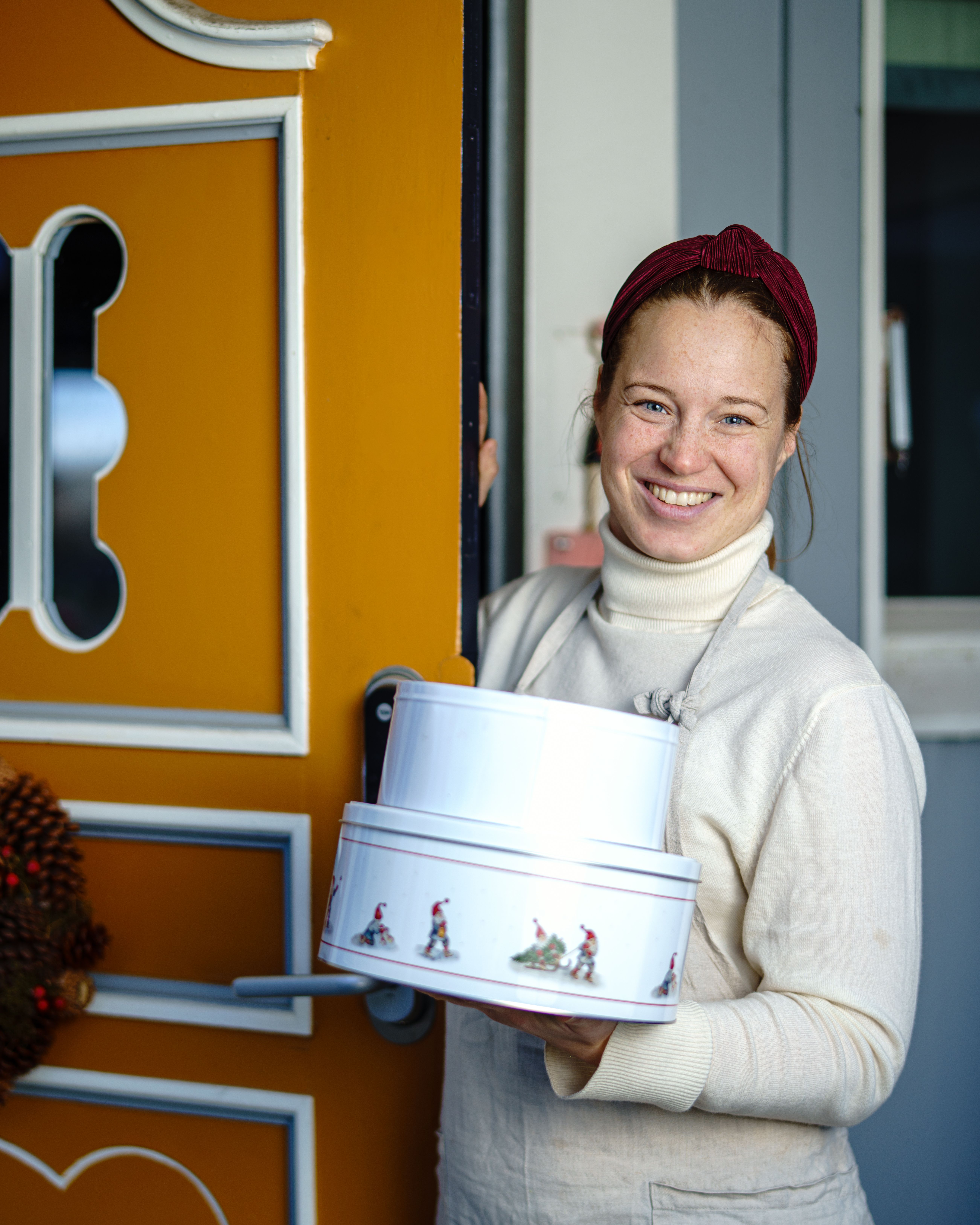 Baker og forfatter Frida Anker Kulmus med kakebokser.