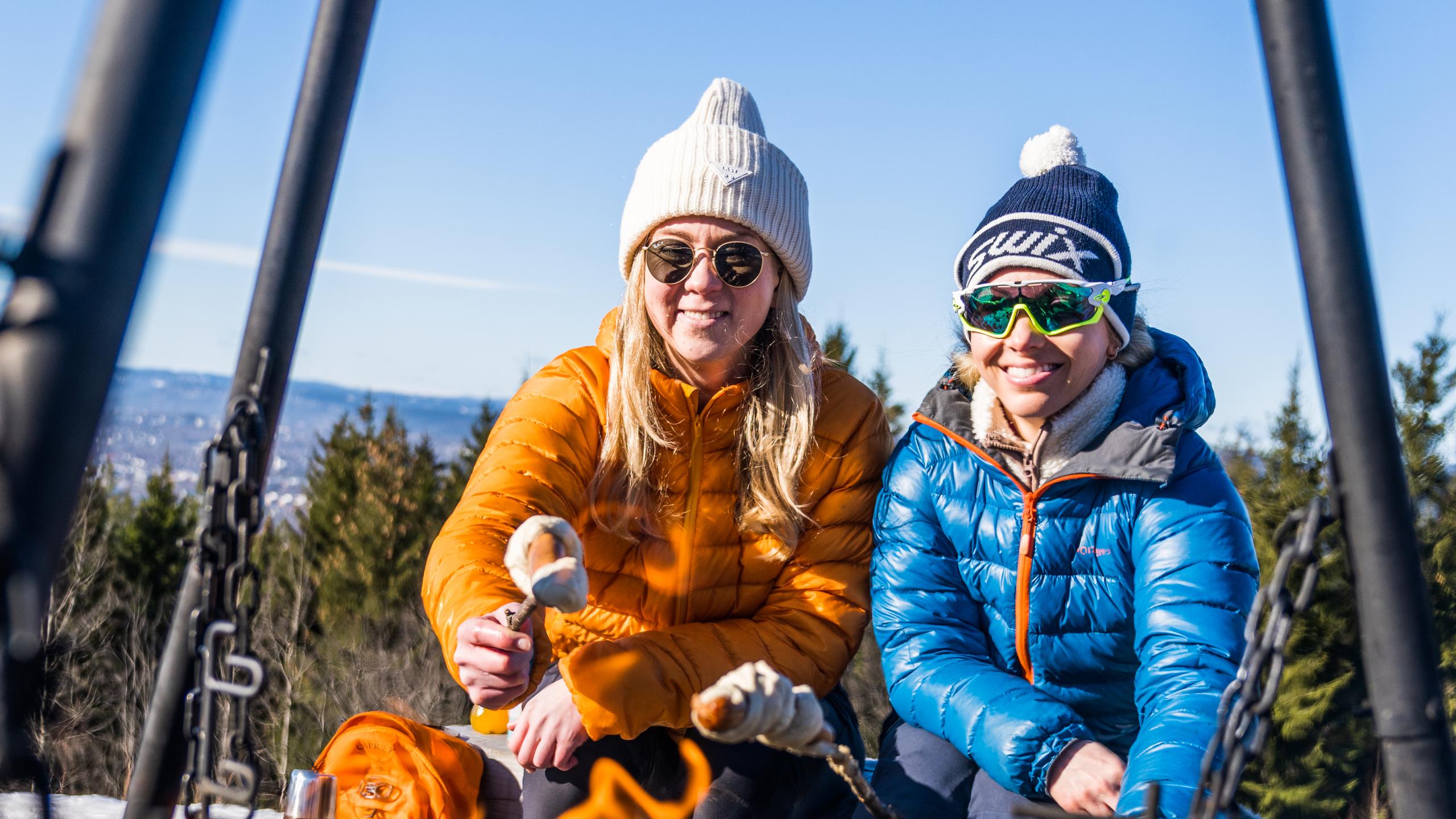 To personer lager pinnebrød på bålet i skogen, Grefsenkollen