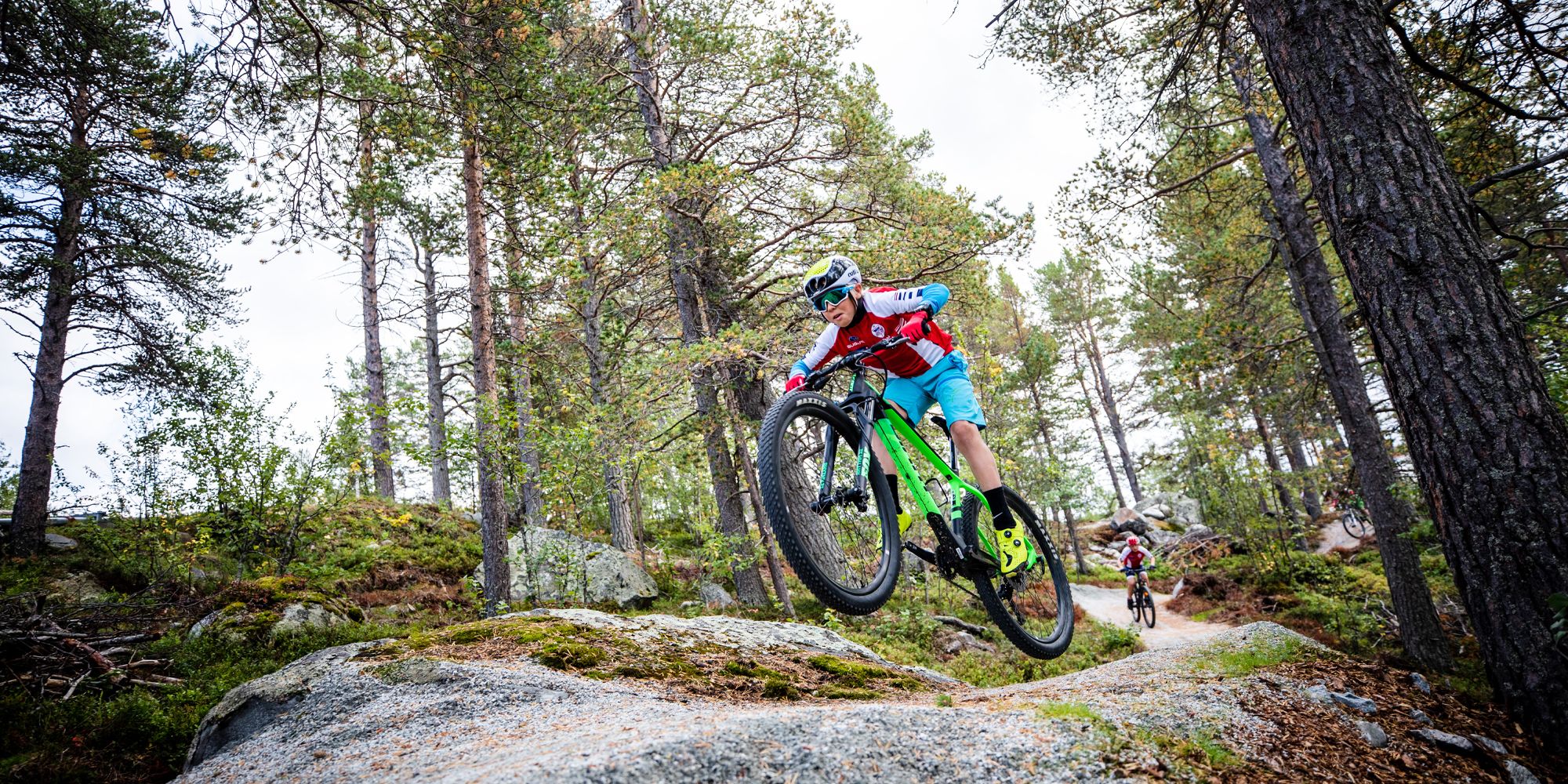Et barn sykler på terrengsykkel i Geilo bike park i Hallingdal på Østlandet
