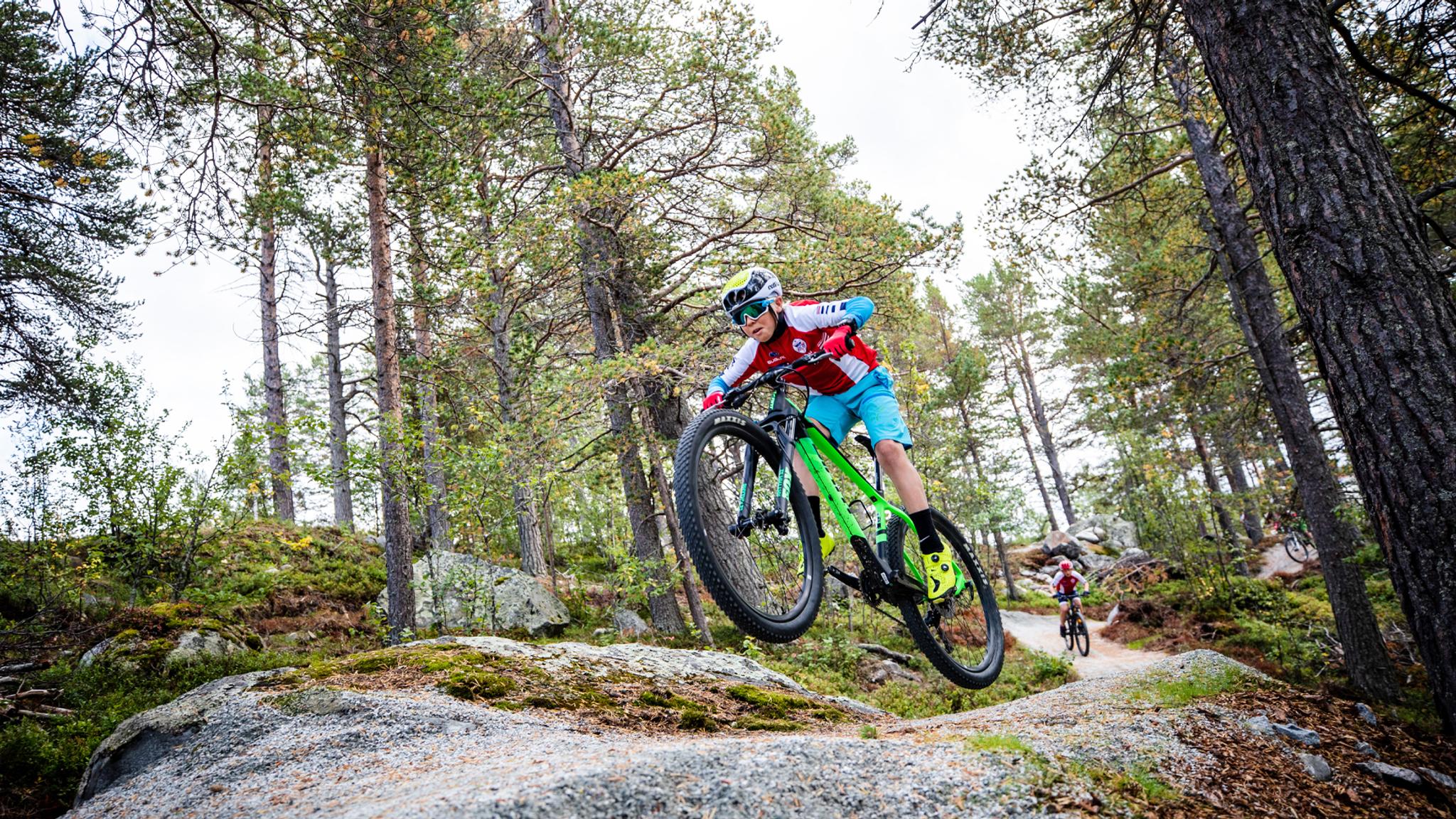 Et barn sykler på terrengsykkel i Geilo bike park i Hallingdal på Østlandet
