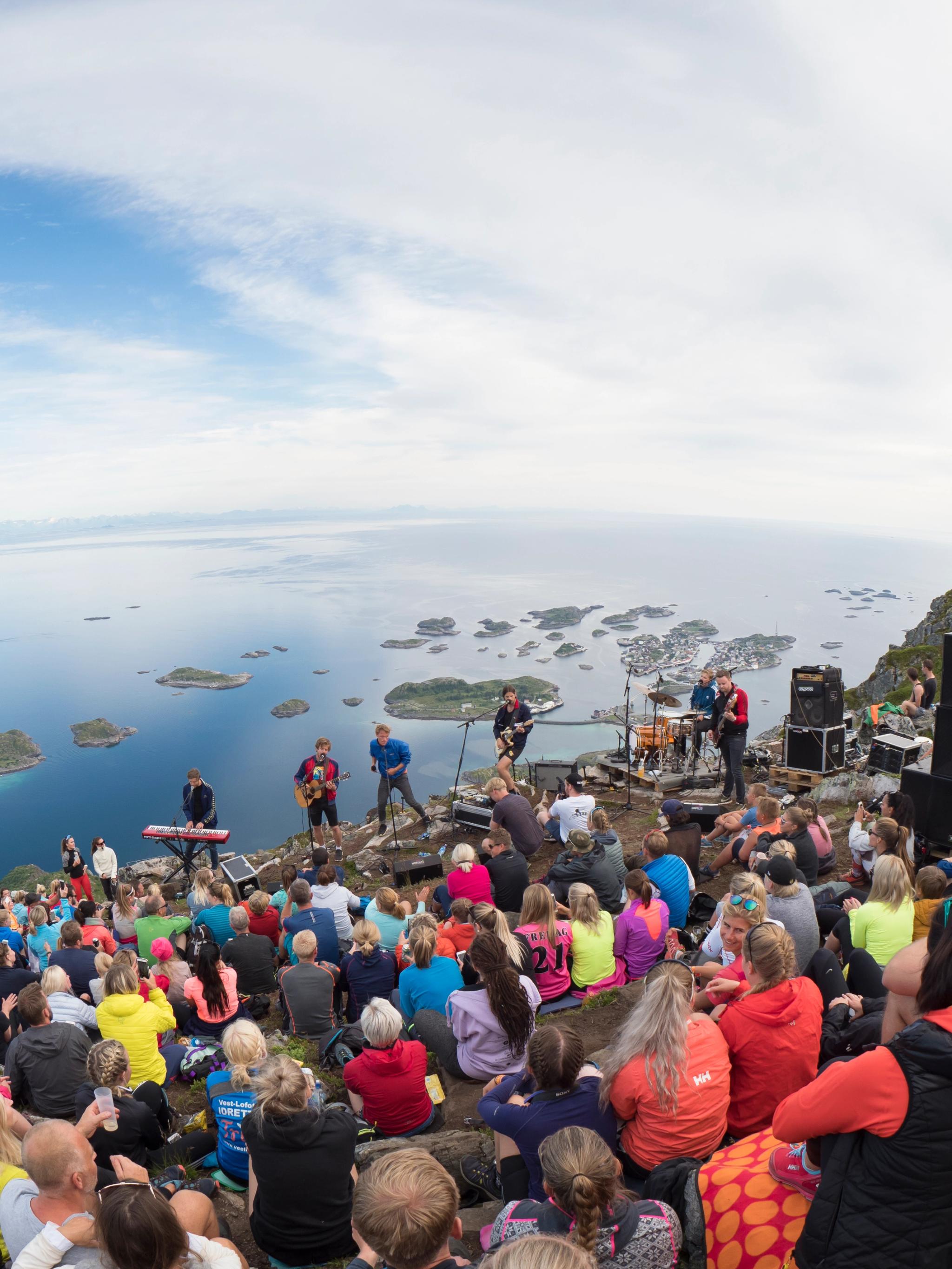 Utendørskonsert på Festvågtinden i Lofoten