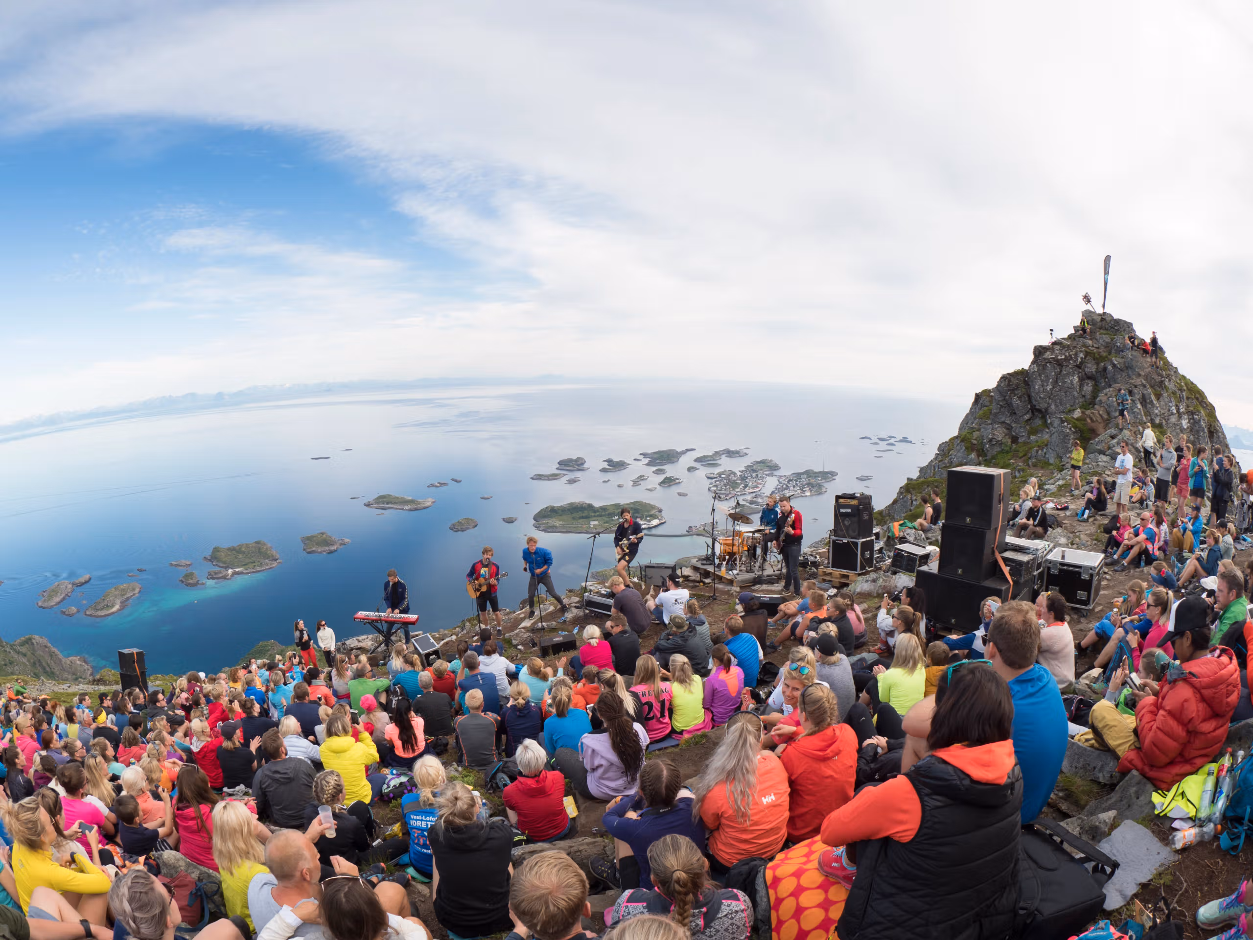 Utendørskonsert på Festvågtinden i Lofoten