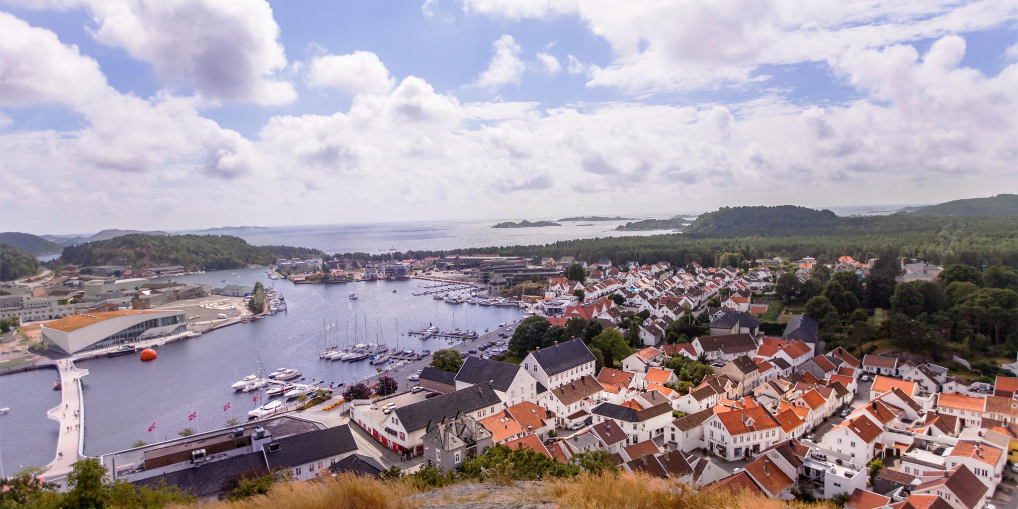 De witgeschilderde, houten huizen in Mandal in de regio Lindesnes, Zuid-Noorwege