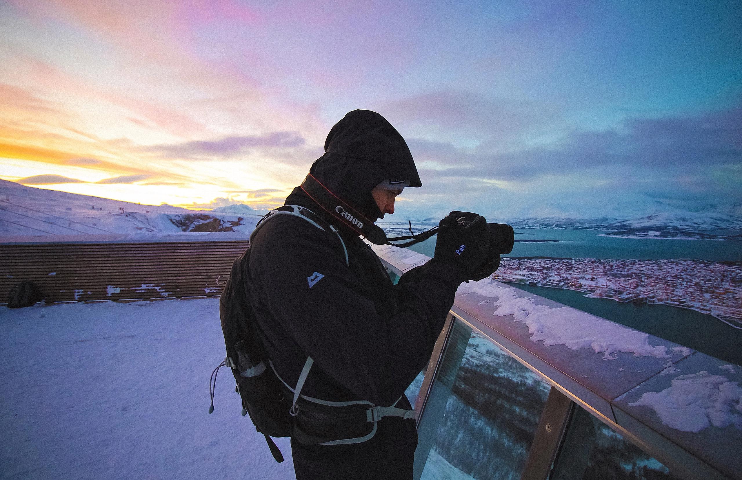 Turist tar bilde fra toppen av gondolen, Fjellheisen i Tromsø
