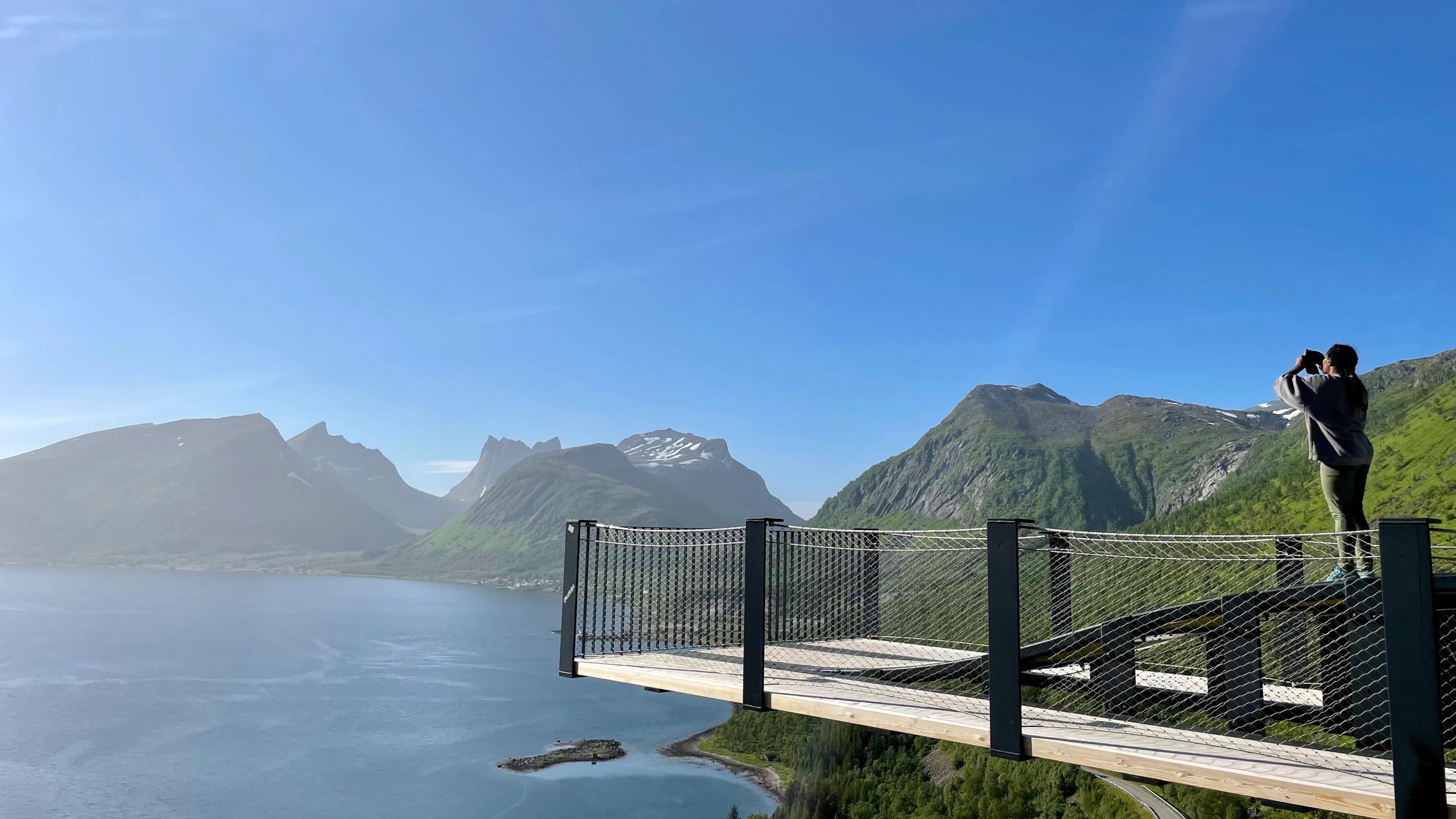 En dame står på Bergsbotn utsiktspunkt