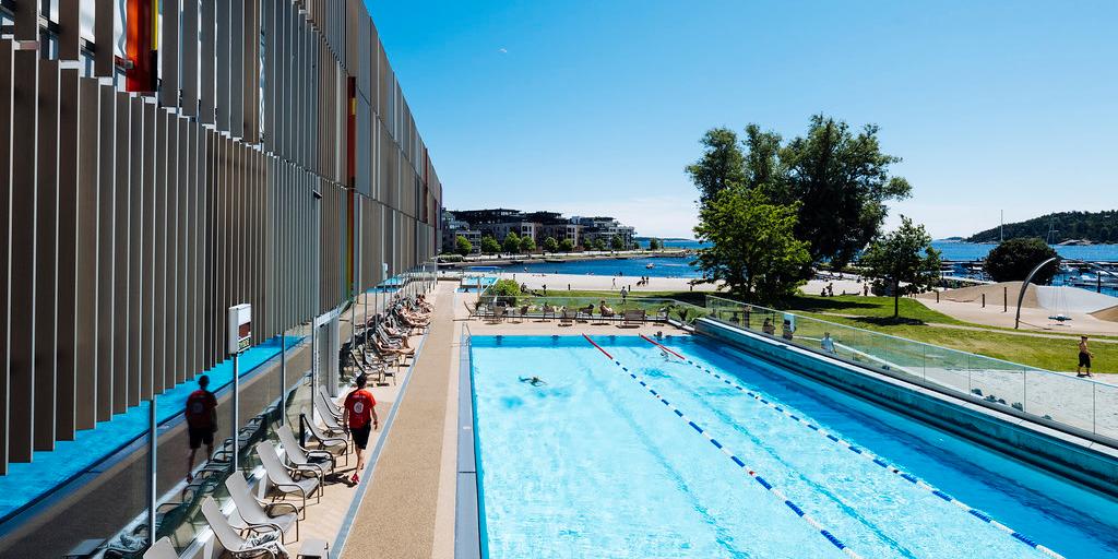 A woman in the outdoor pool at Aquarama waterpark in Kristiansand