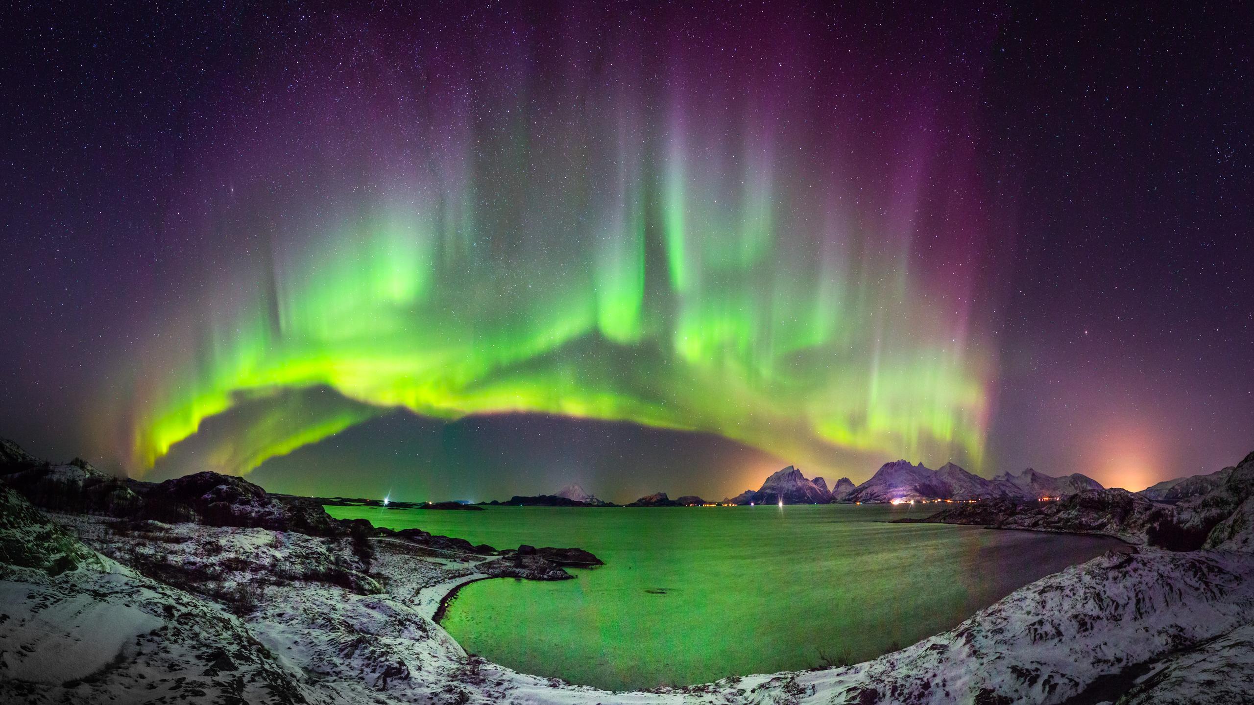 Grønne og lilla nordlys over Helgeland