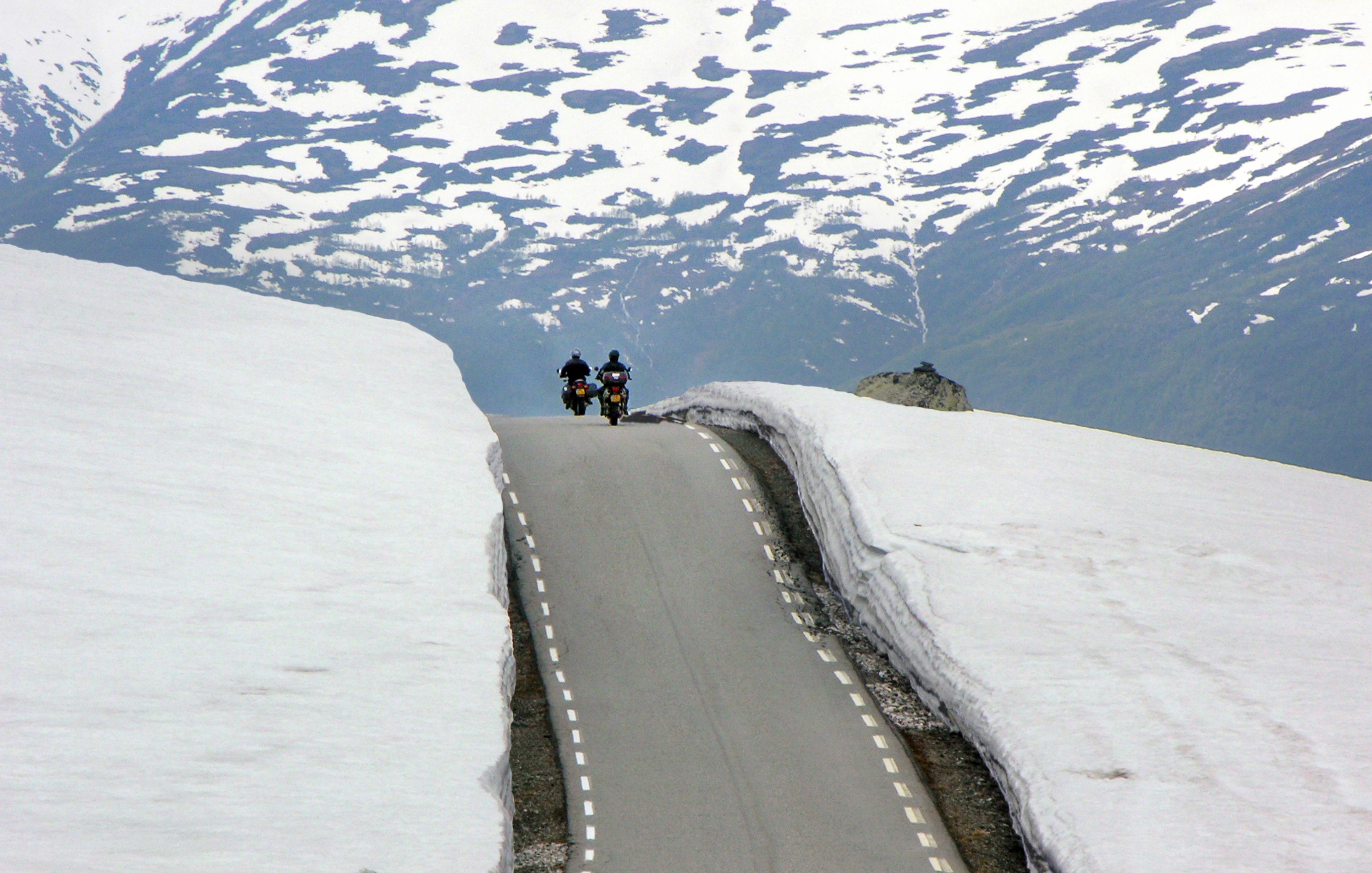 Motorsyklist på Nasjonal turistveg Aurlandsfjellet