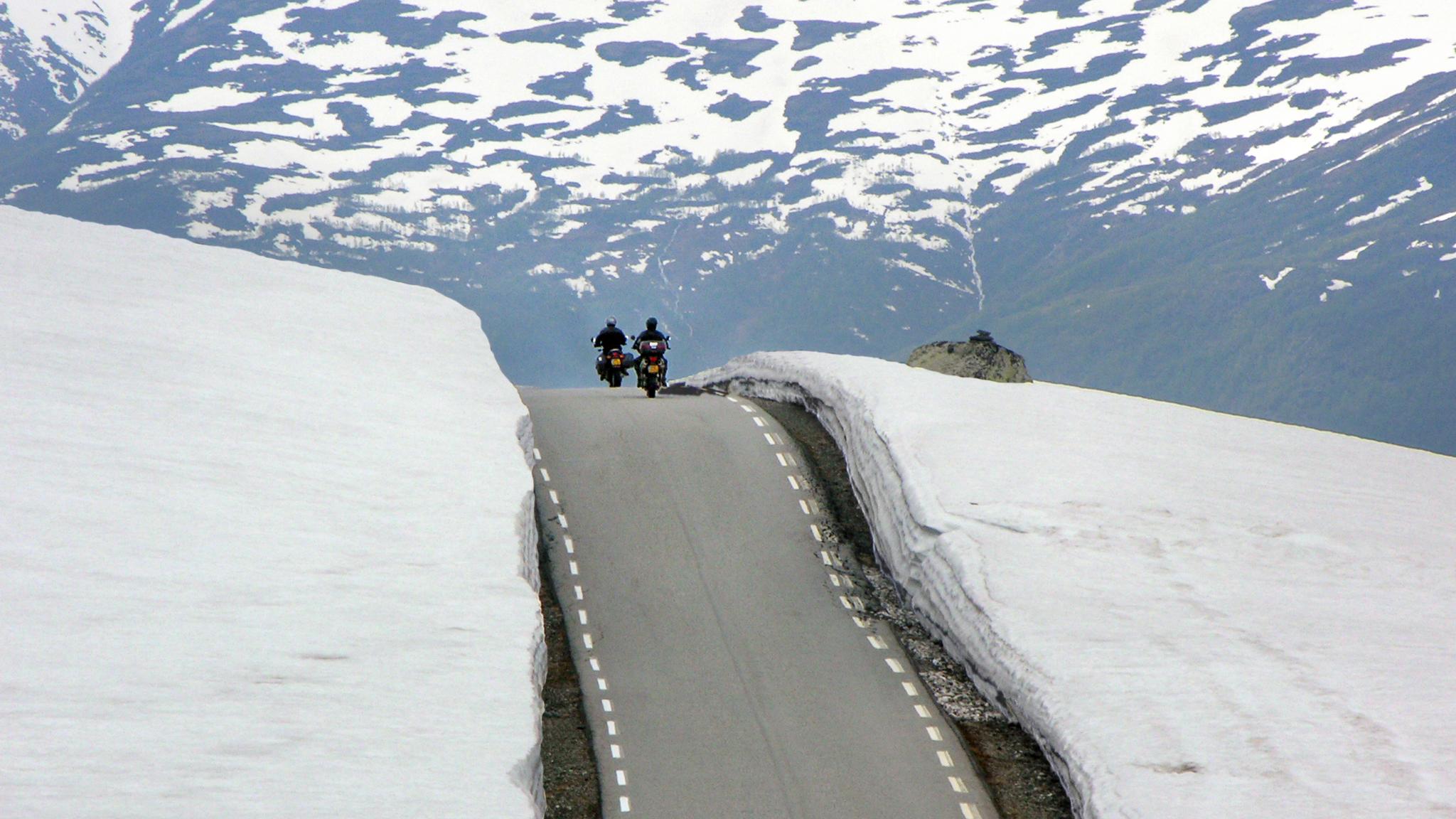 Motorsyklist på Nasjonal turistveg Aurlandsfjellet