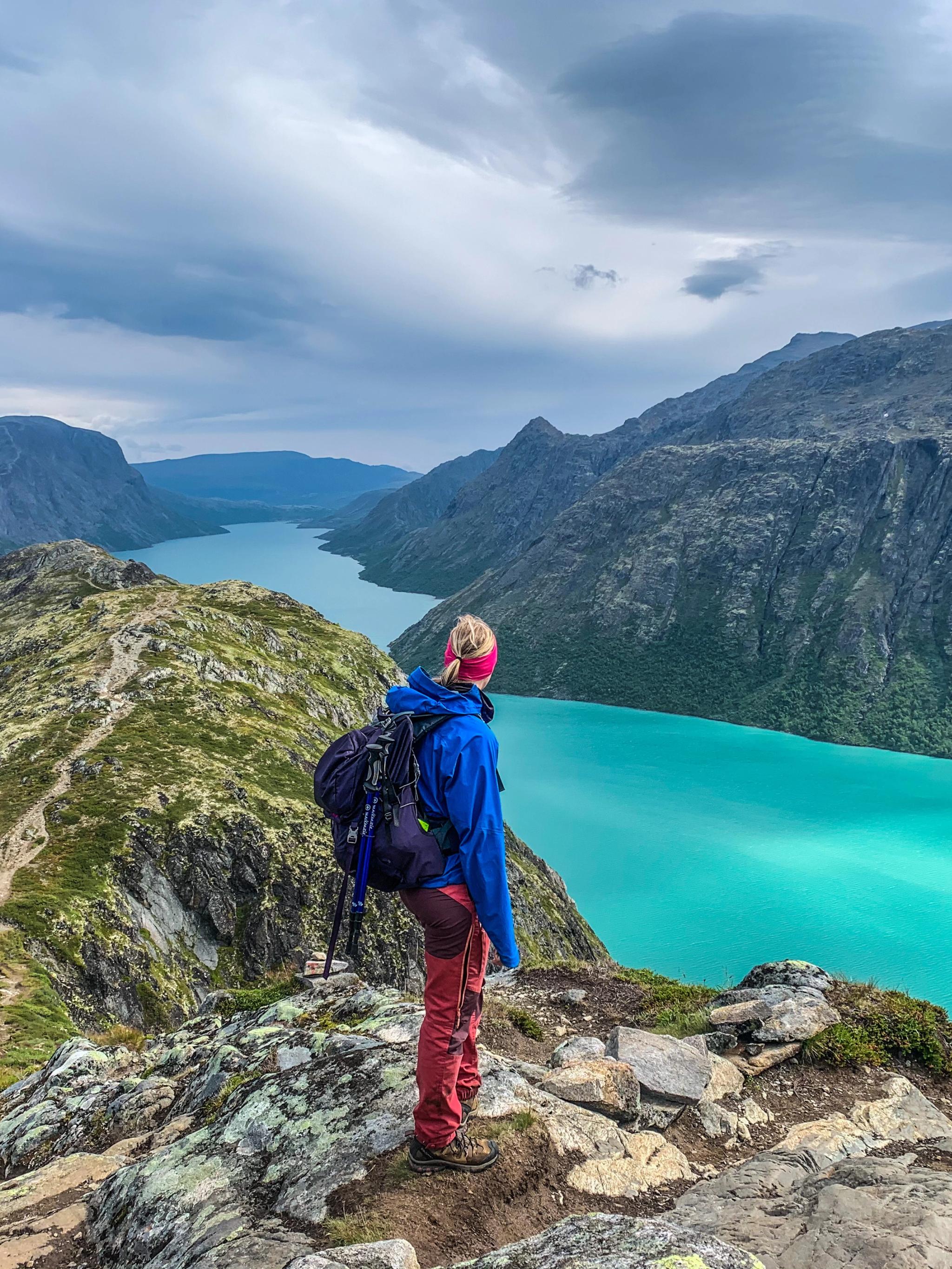 En kvinne på fjelltur som ser utover Gjendevatnet