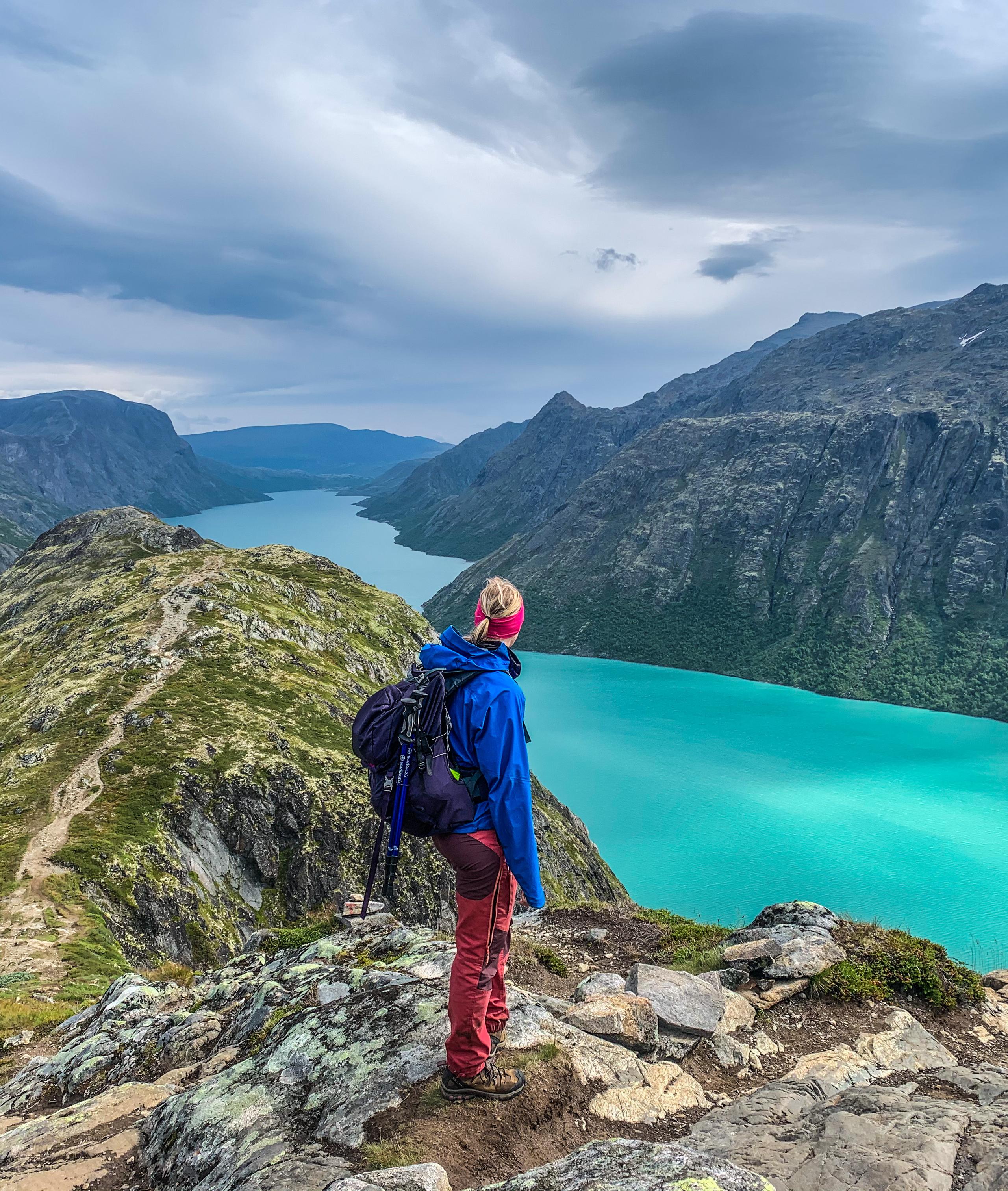 En kvinne på fjelltur som ser utover Gjendevatnet