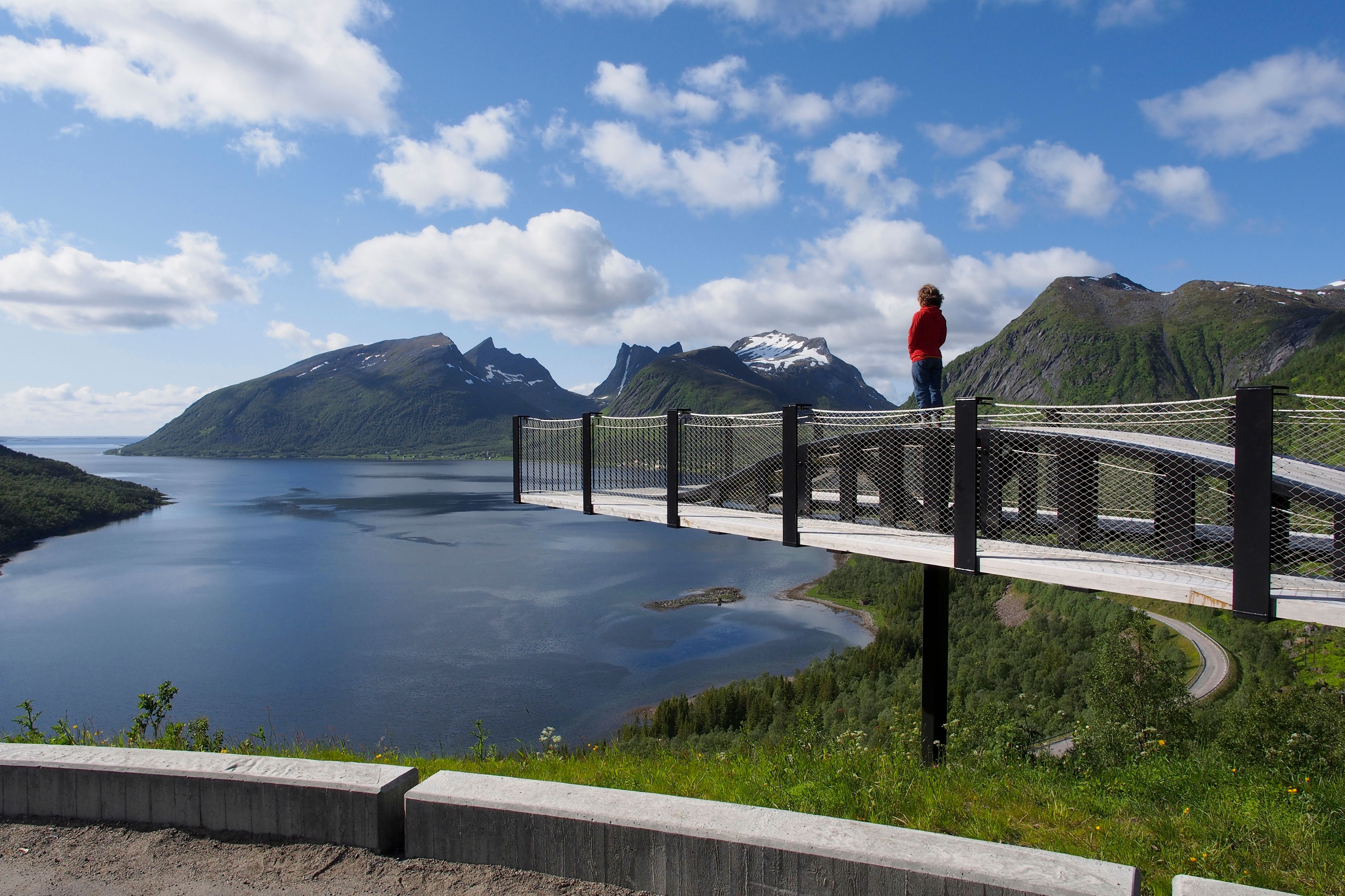 En person står på utsiktsplattformen i Bergsbotn på Nasjonal turistveg Senja i Troms