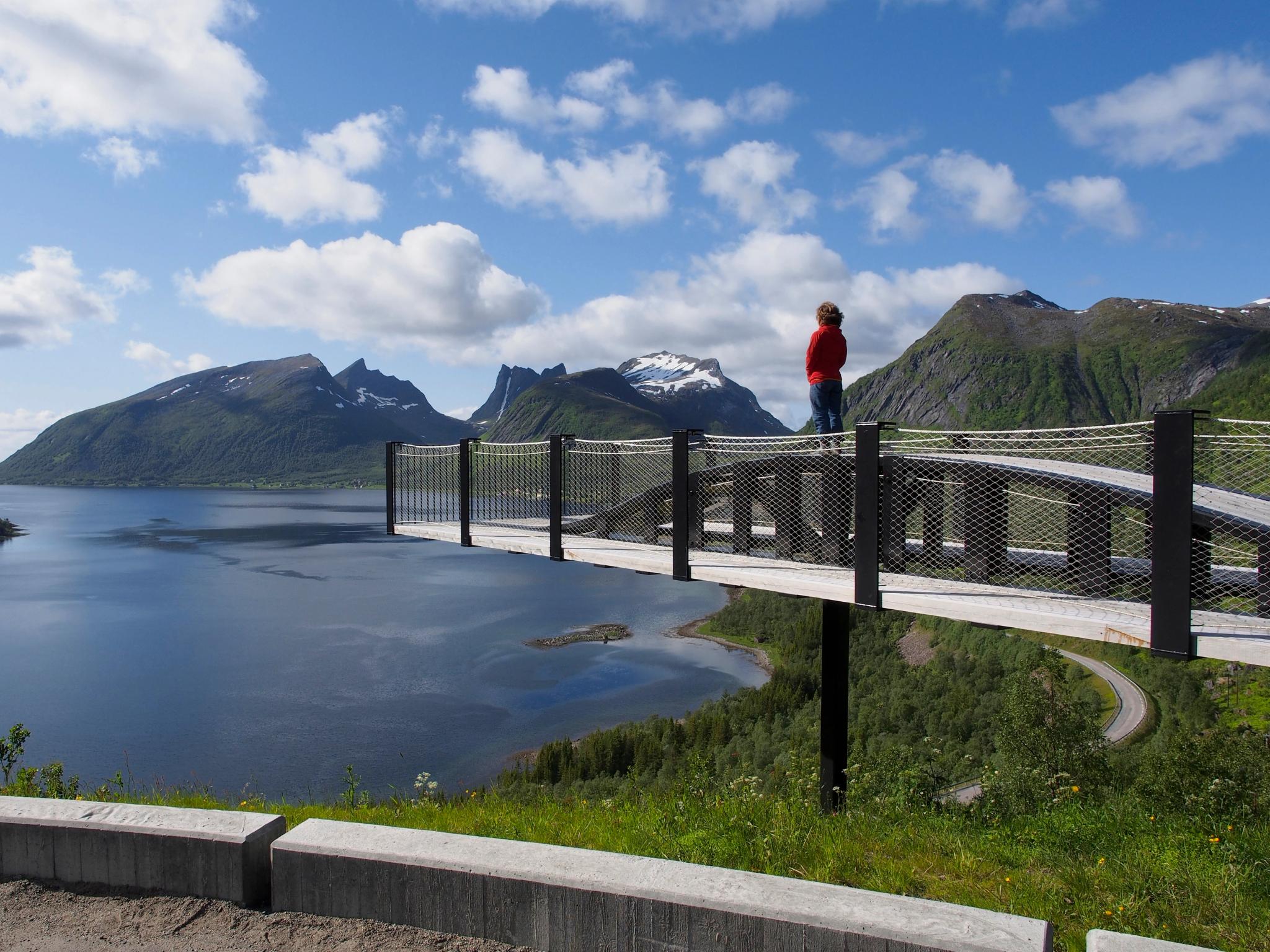 En person står på utsiktsplattformen i Bergsbotn på Nasjonal turistveg Senja i Troms