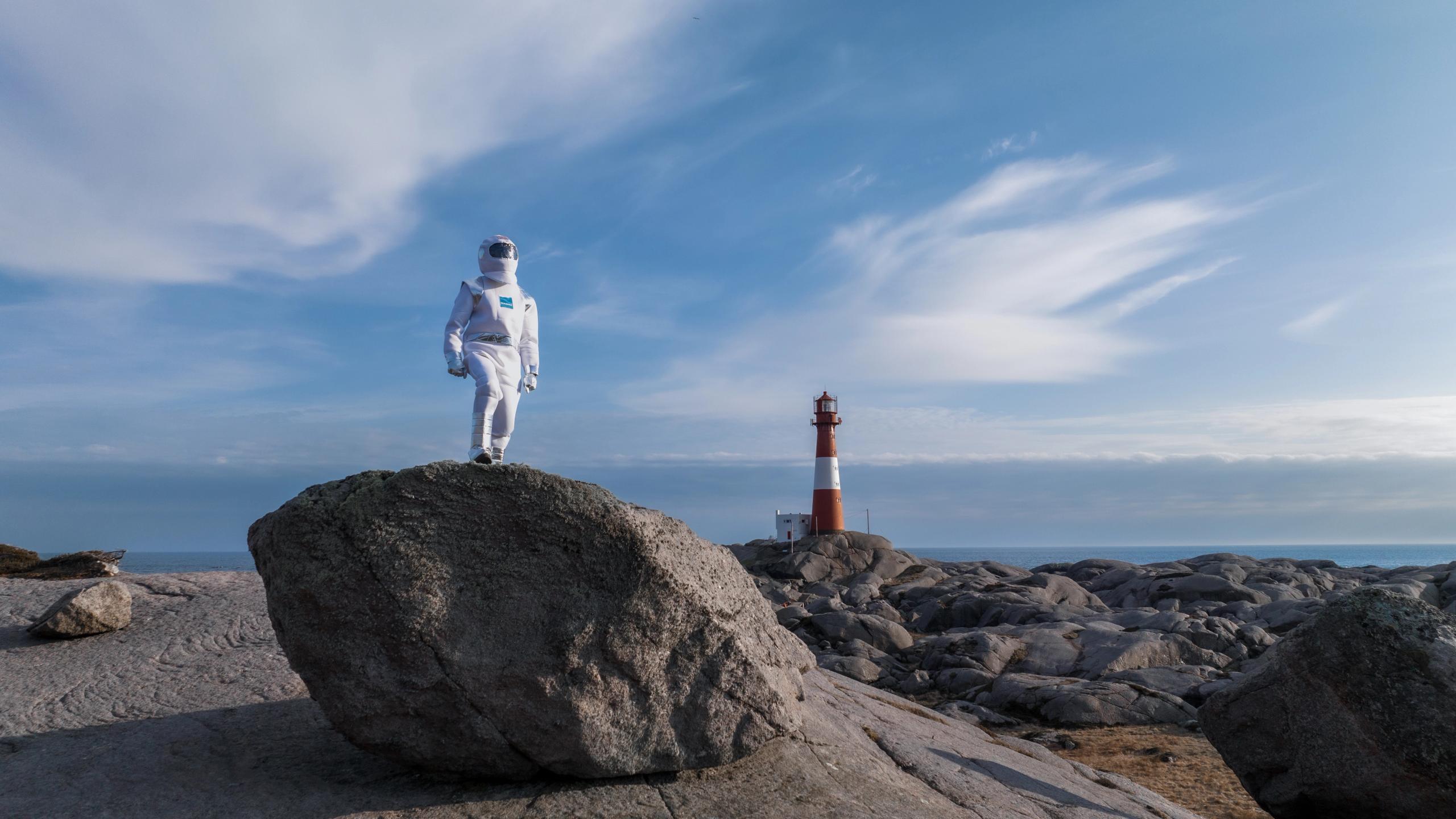 En 'astronaut' som går i et månelignende landskap ved Eigerøy fyr i Egersund.