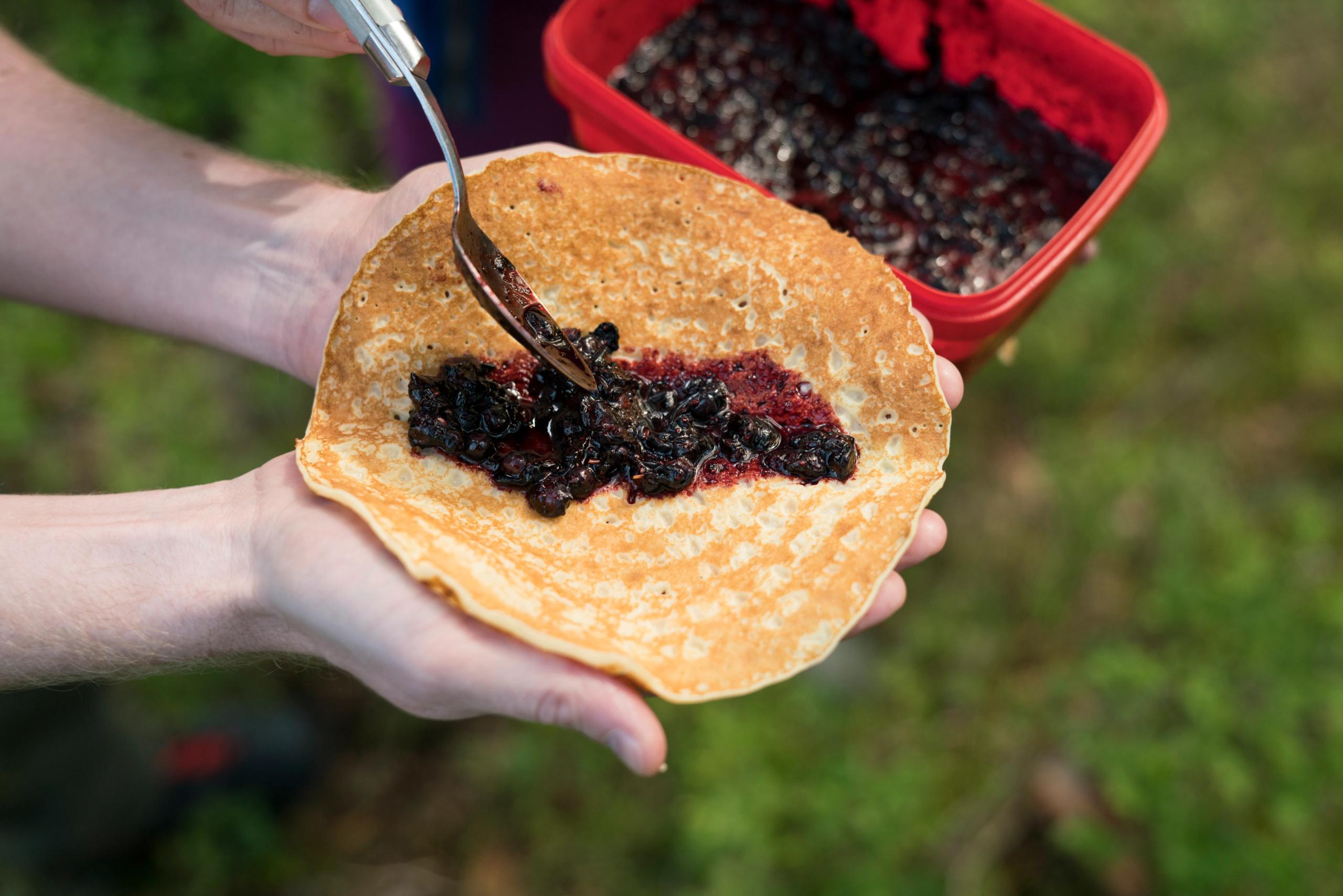Pannekake med blåbærsylte, servert i skogen utenfor Kongsberg på Østlandet