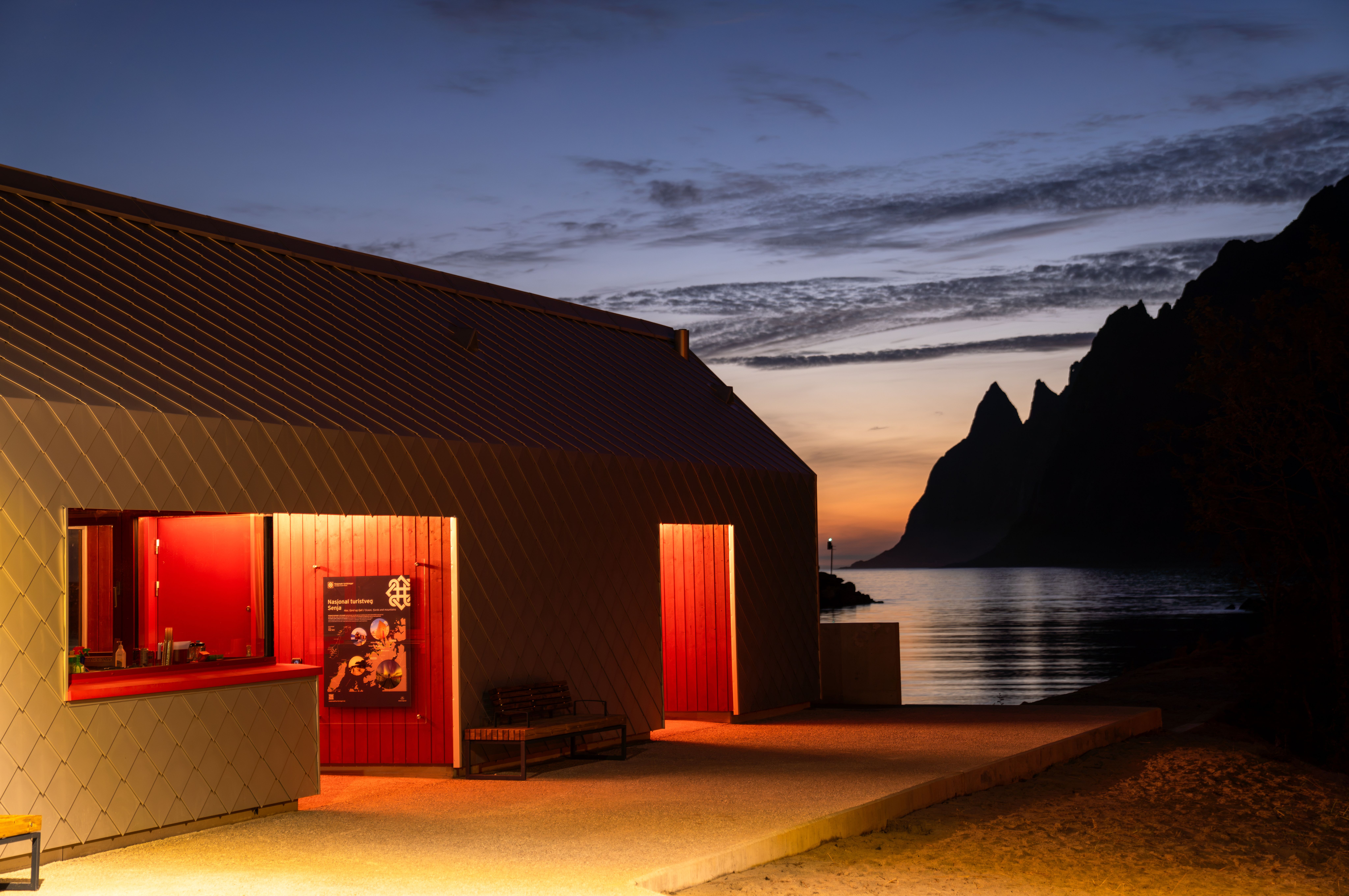 Sølvkiosken at night