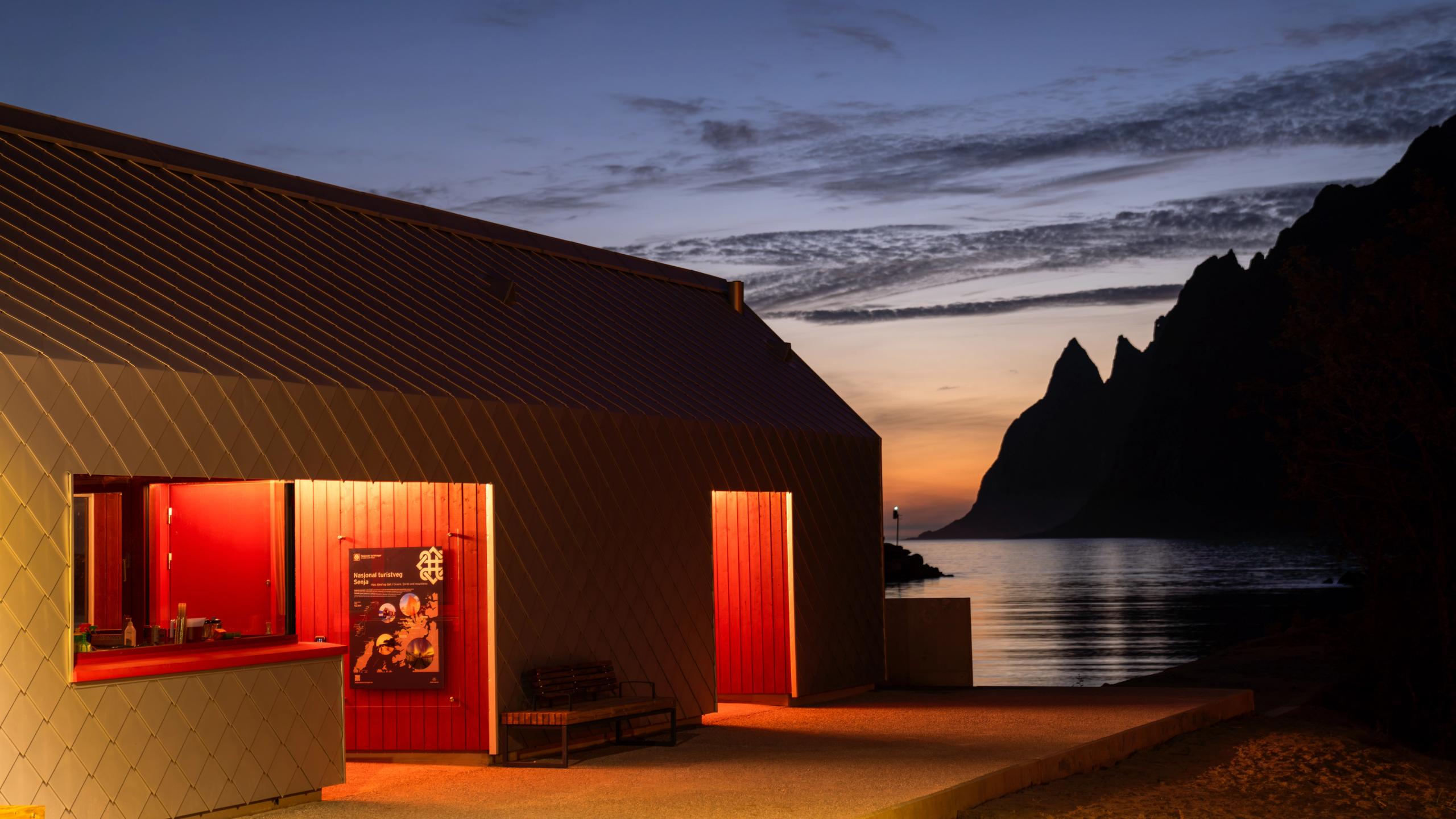 Sølvkiosken at night