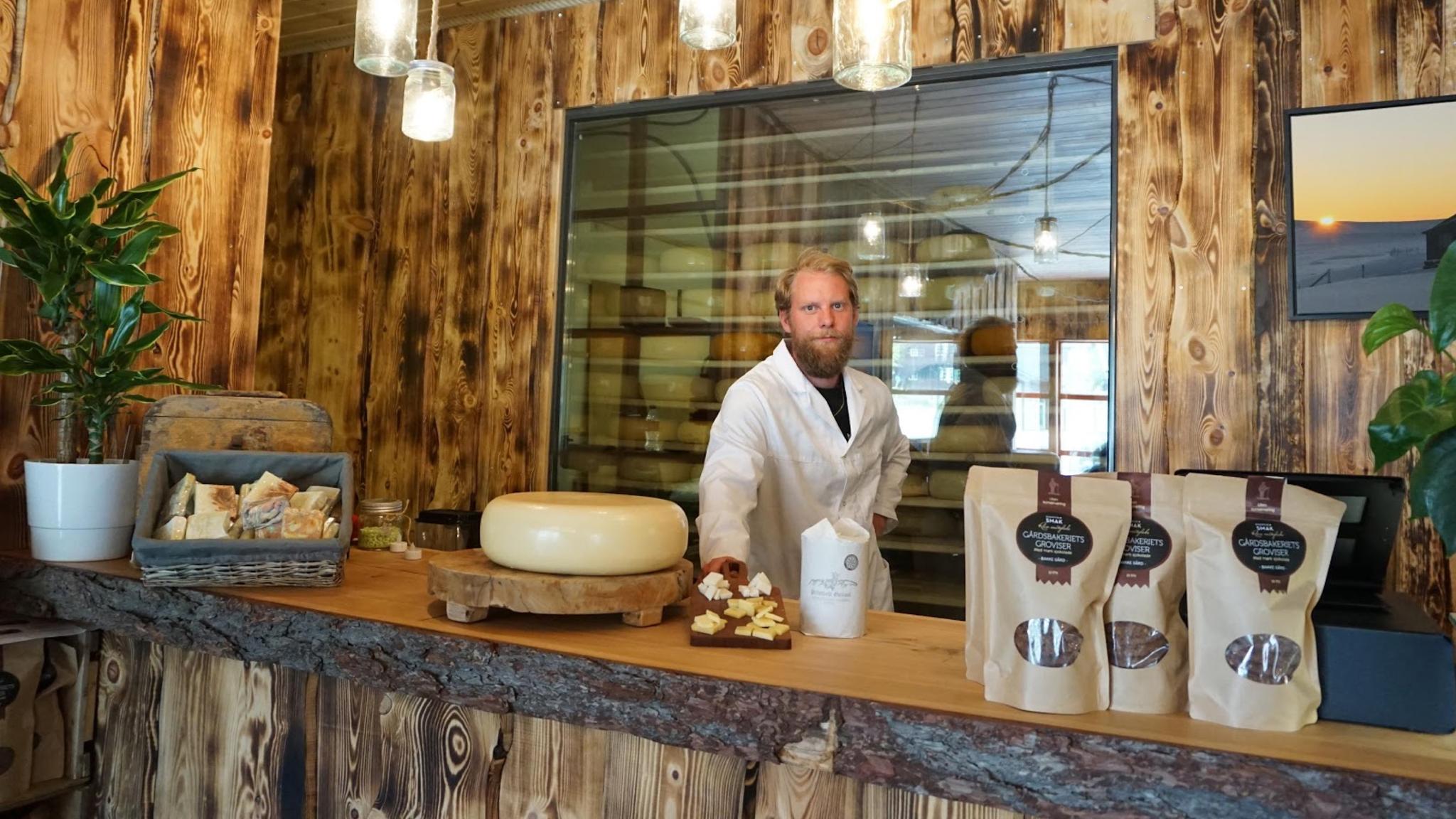 En man som står bakom disken i ostfabriken Hol ysteri i Hallingdal, Østlandet