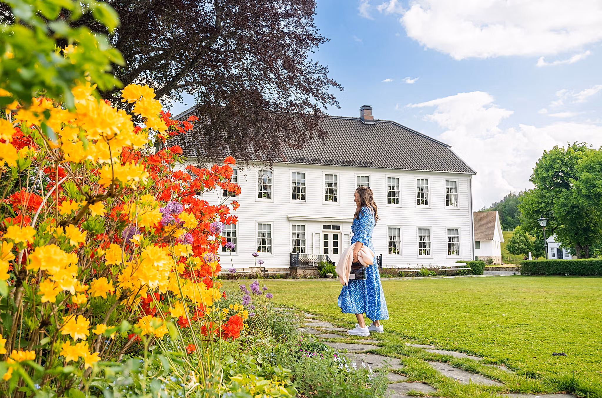 En kvinne står utenfor Boen Gård utenfor Kristiansand.