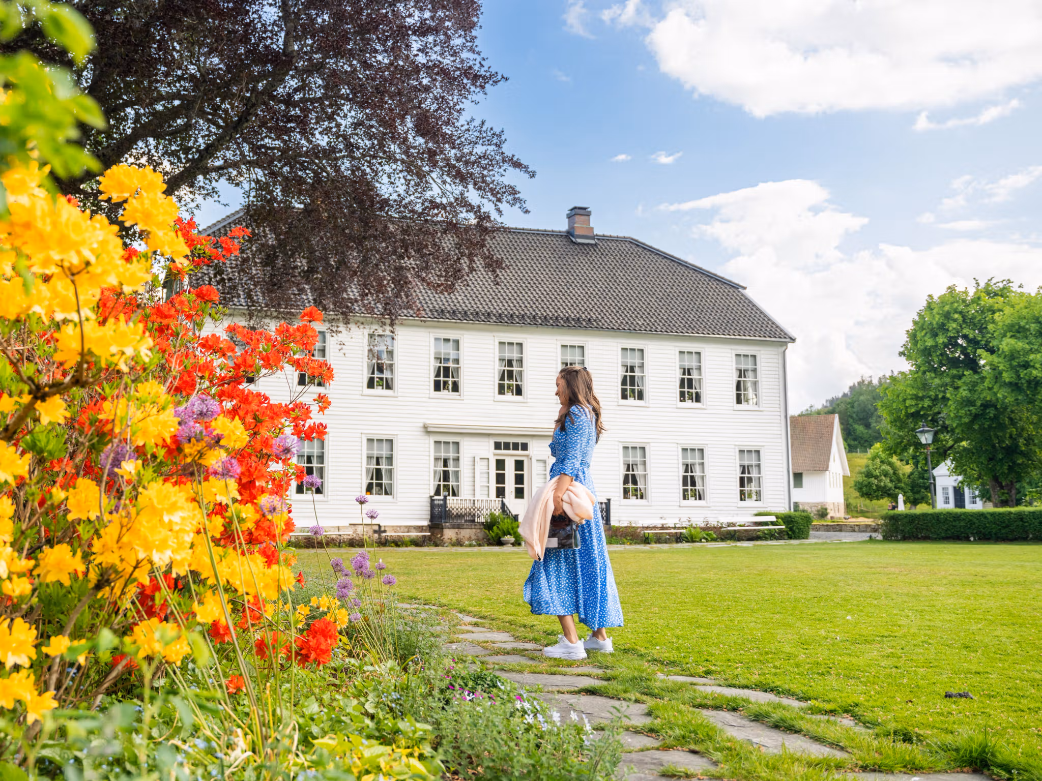 En kvinne står utenfor Boen Gård utenfor Kristiansand.
