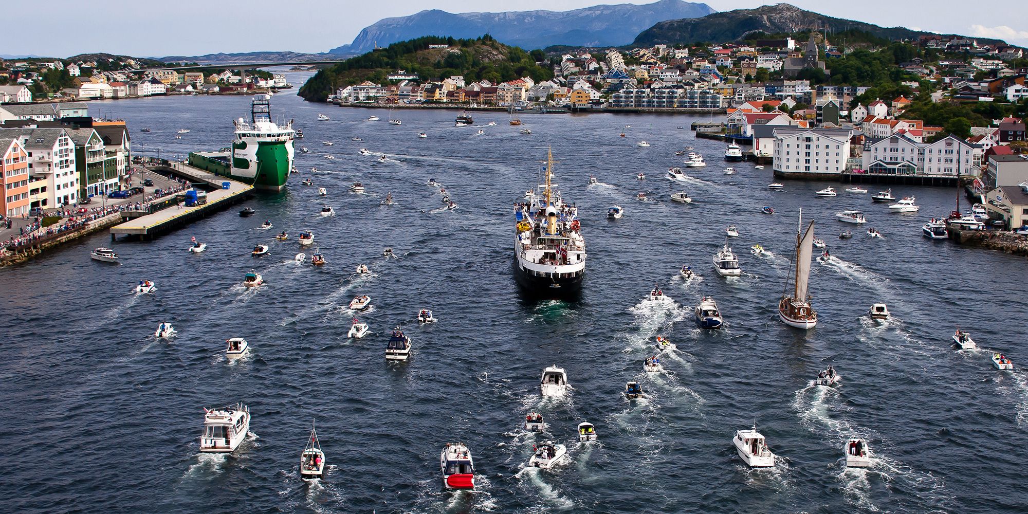 Små och stora båtar på väg mot Kristiansund i Nordvest, Fjord Norge