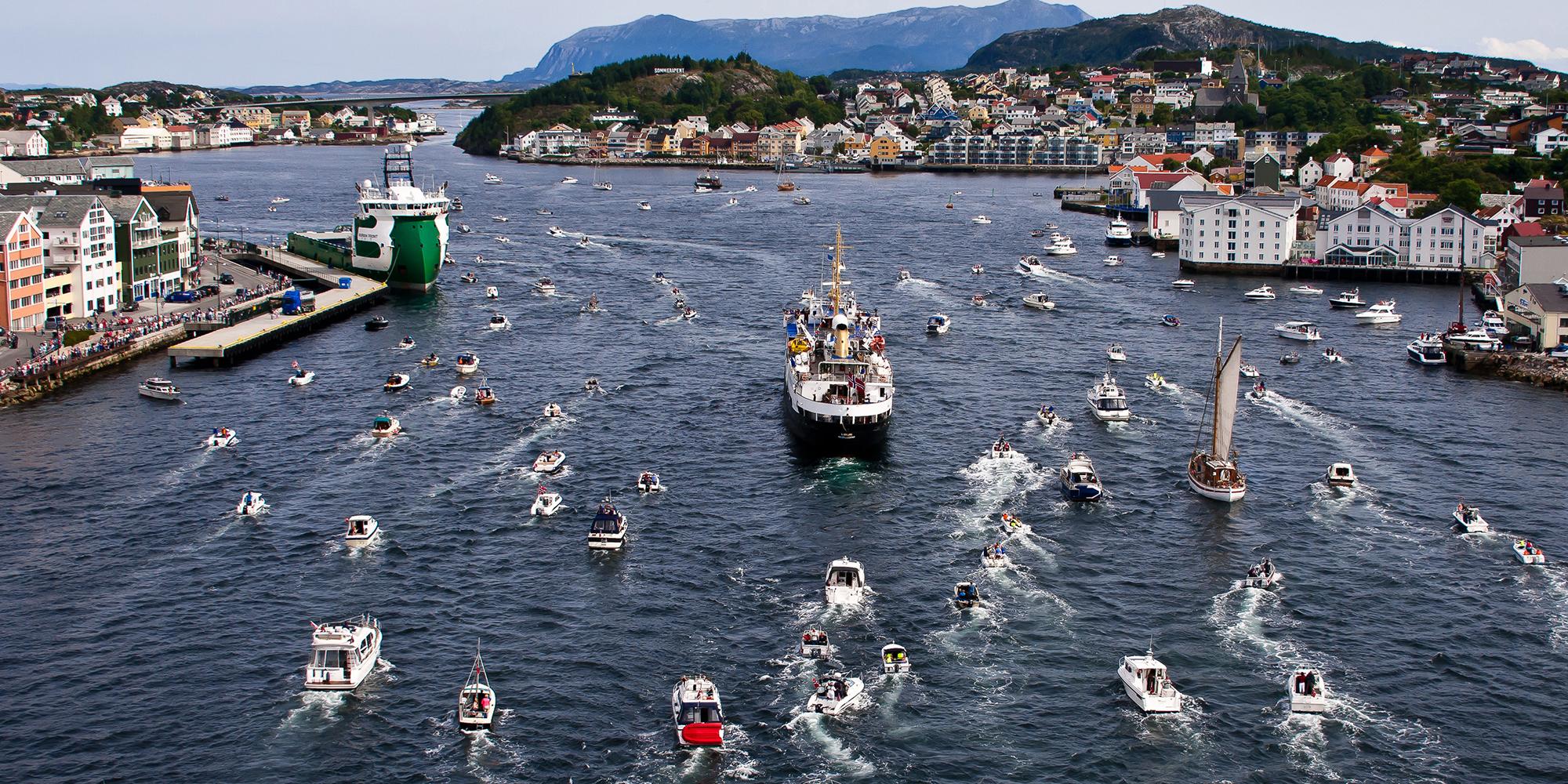 Små och stora båtar på väg mot Kristiansund i Nordvest, Fjord Norge