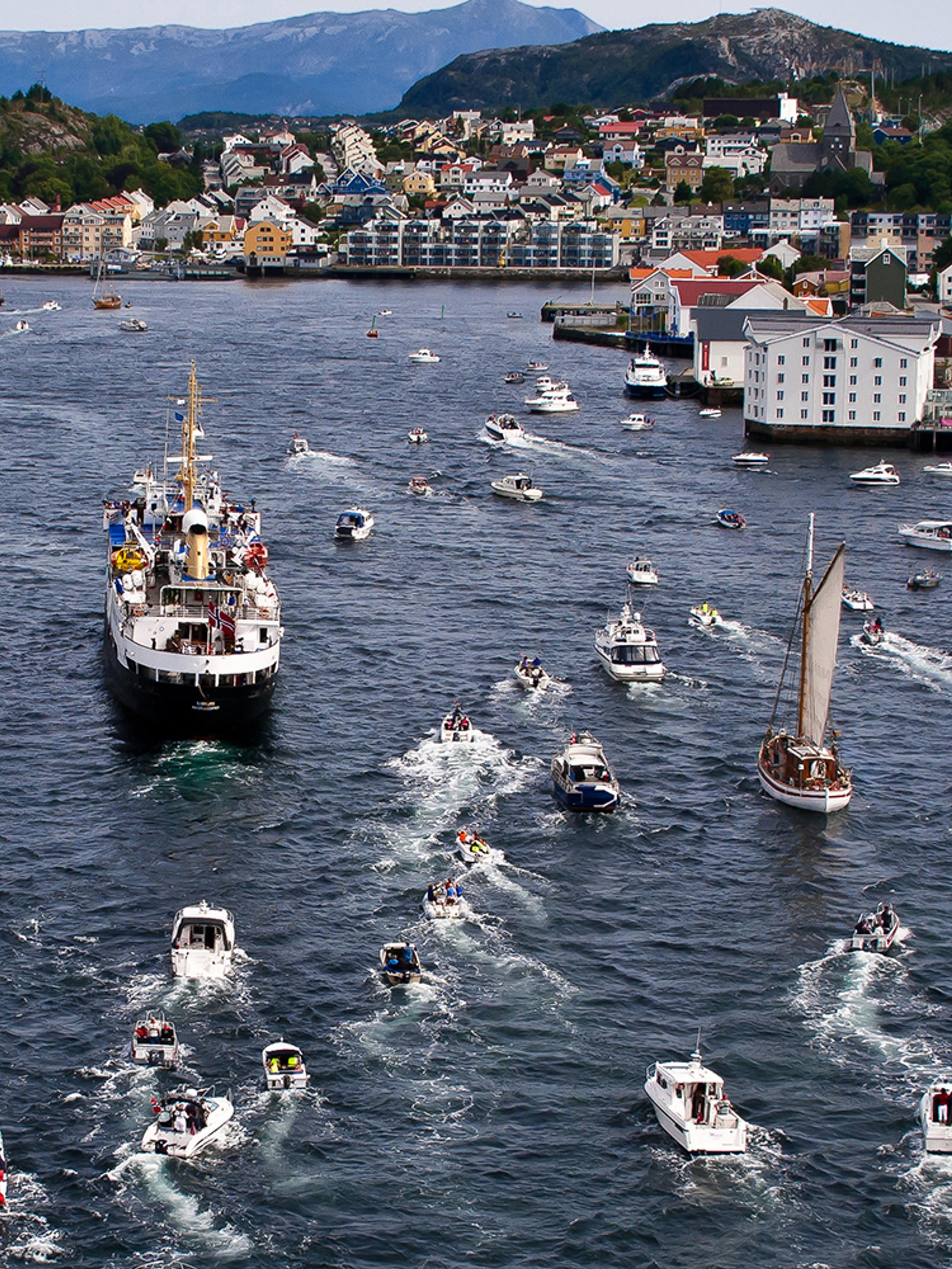 Små och stora båtar på väg mot Kristiansund i Nordvest, Fjord Norge
