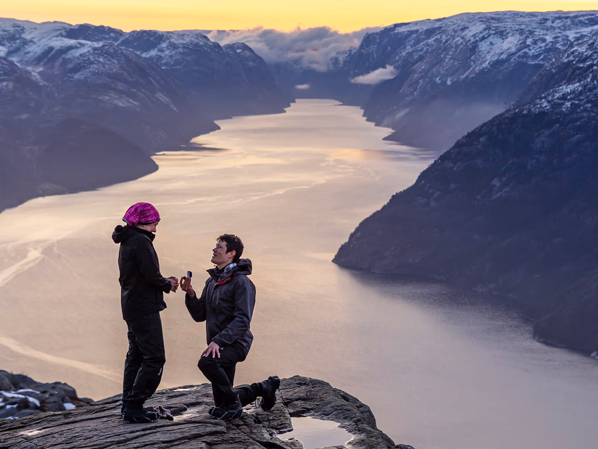 En mann frir til en kvinne på Preikestolen