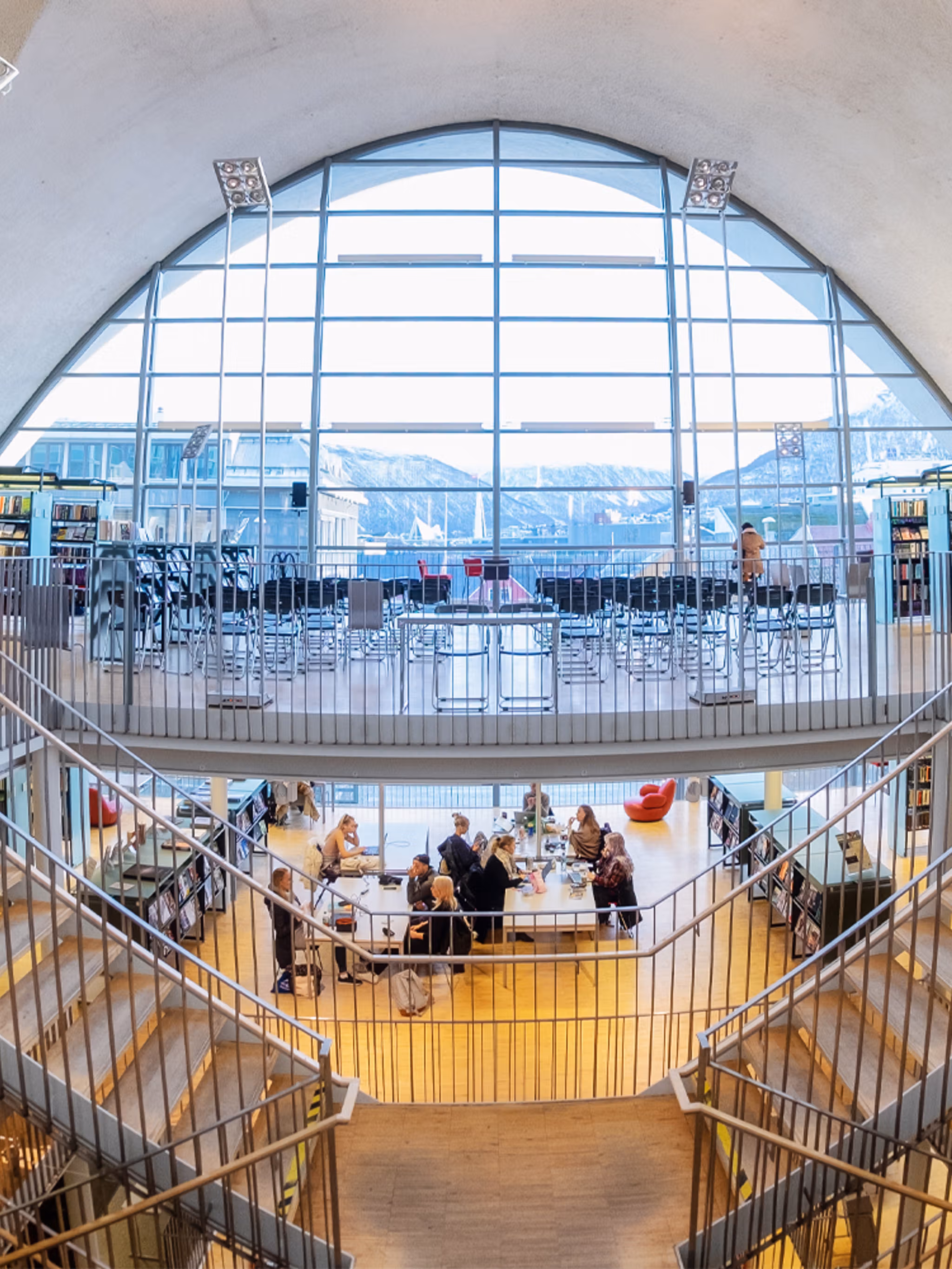 Folk som sitter og leser på Tromsø Bibliotek og byarkiv