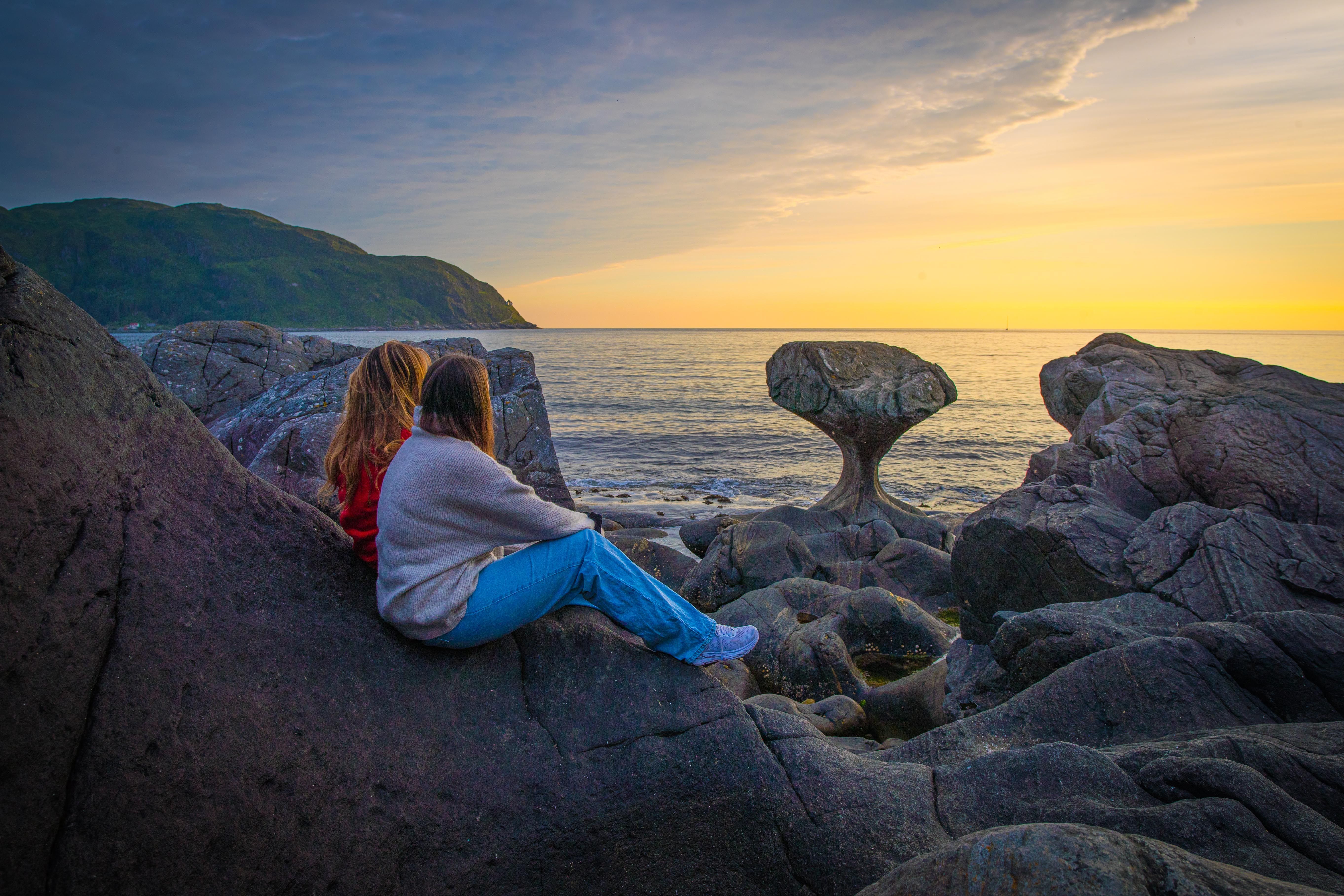Two girls looking at the special rock Kannesteinen