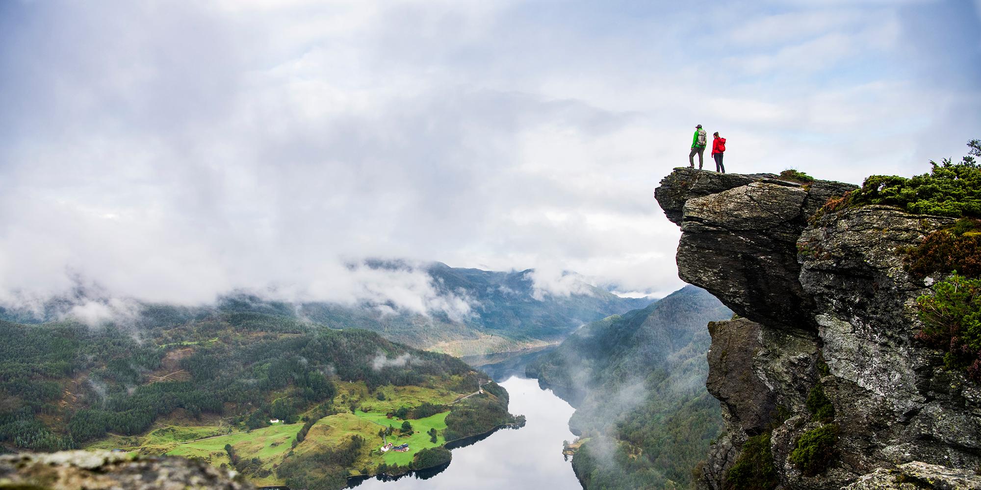 Två personer beundrar utsikten från toppen av Himakånå i Haugalandet i Fjord Norge (Vestlandet)