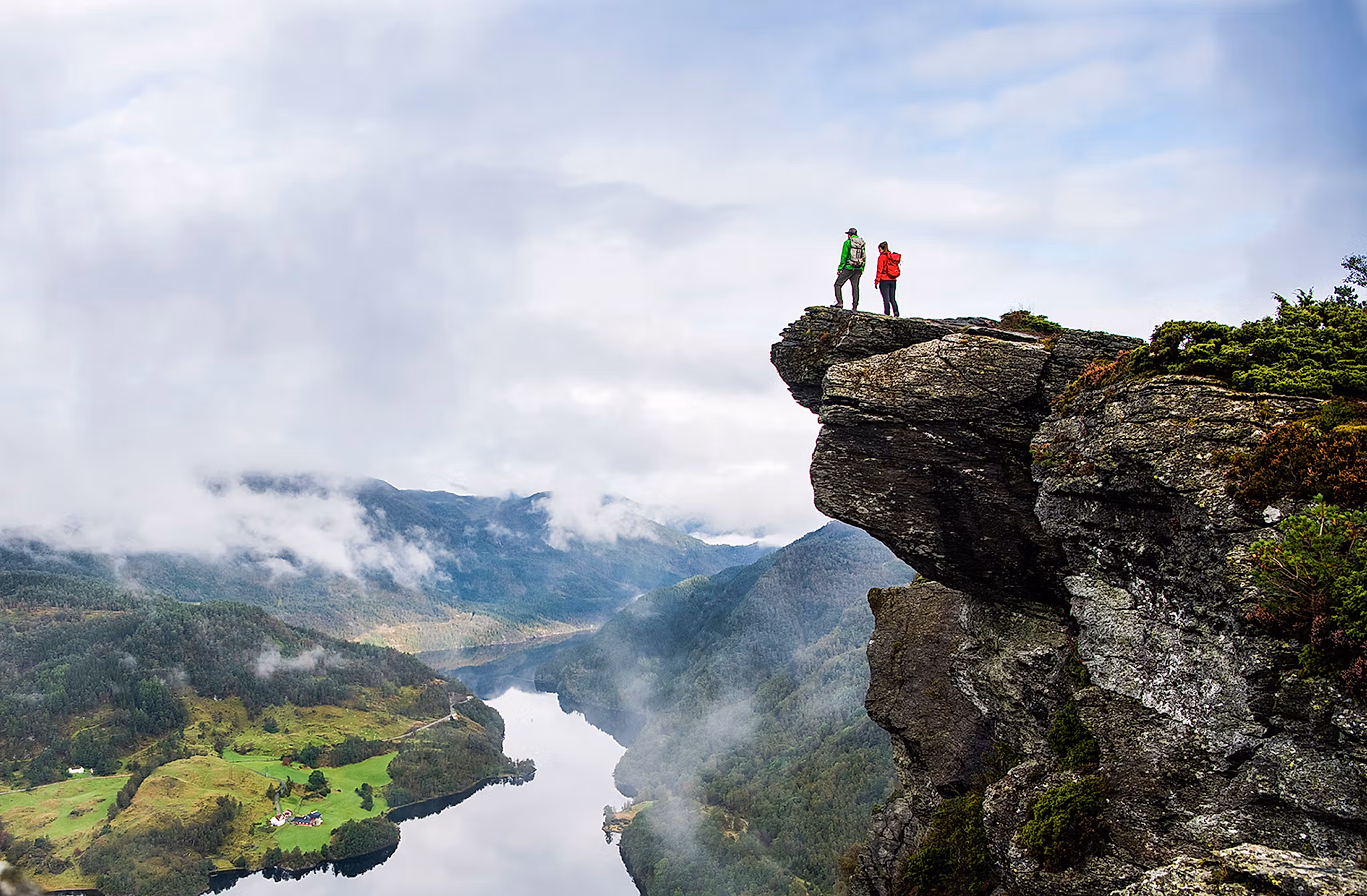 Twee mensen die het uitzicht bewonderen vanaf de top van Himakånå in Haugalandet in Fjord-Noorwegen