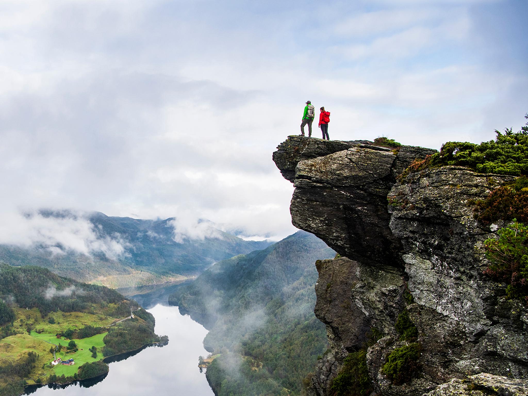 Twee mensen die het uitzicht bewonderen vanaf de top van Himakånå in Haugalandet in Fjord-Noorwegen