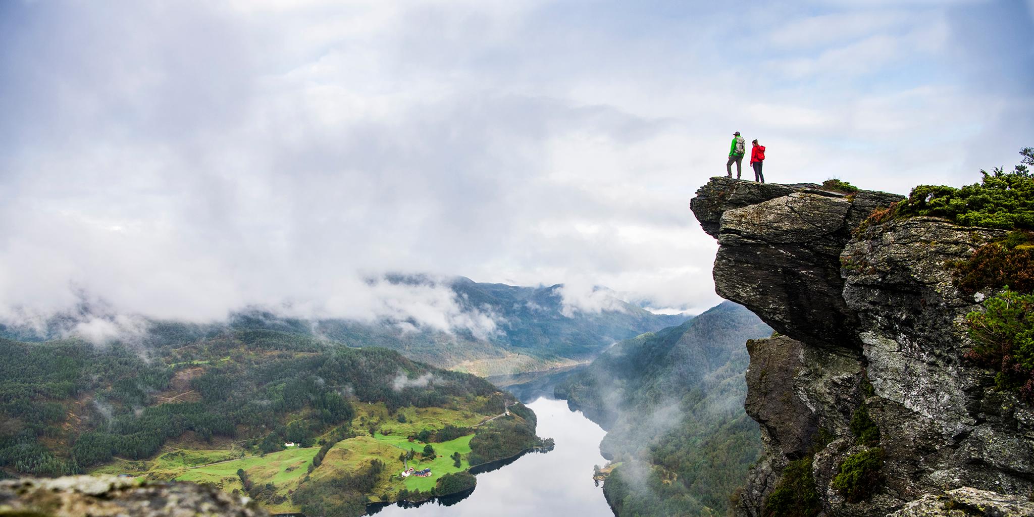 Två personer beundrar utsikten från toppen av Himakånå i Haugalandet i Fjord Norge (Vestlandet)