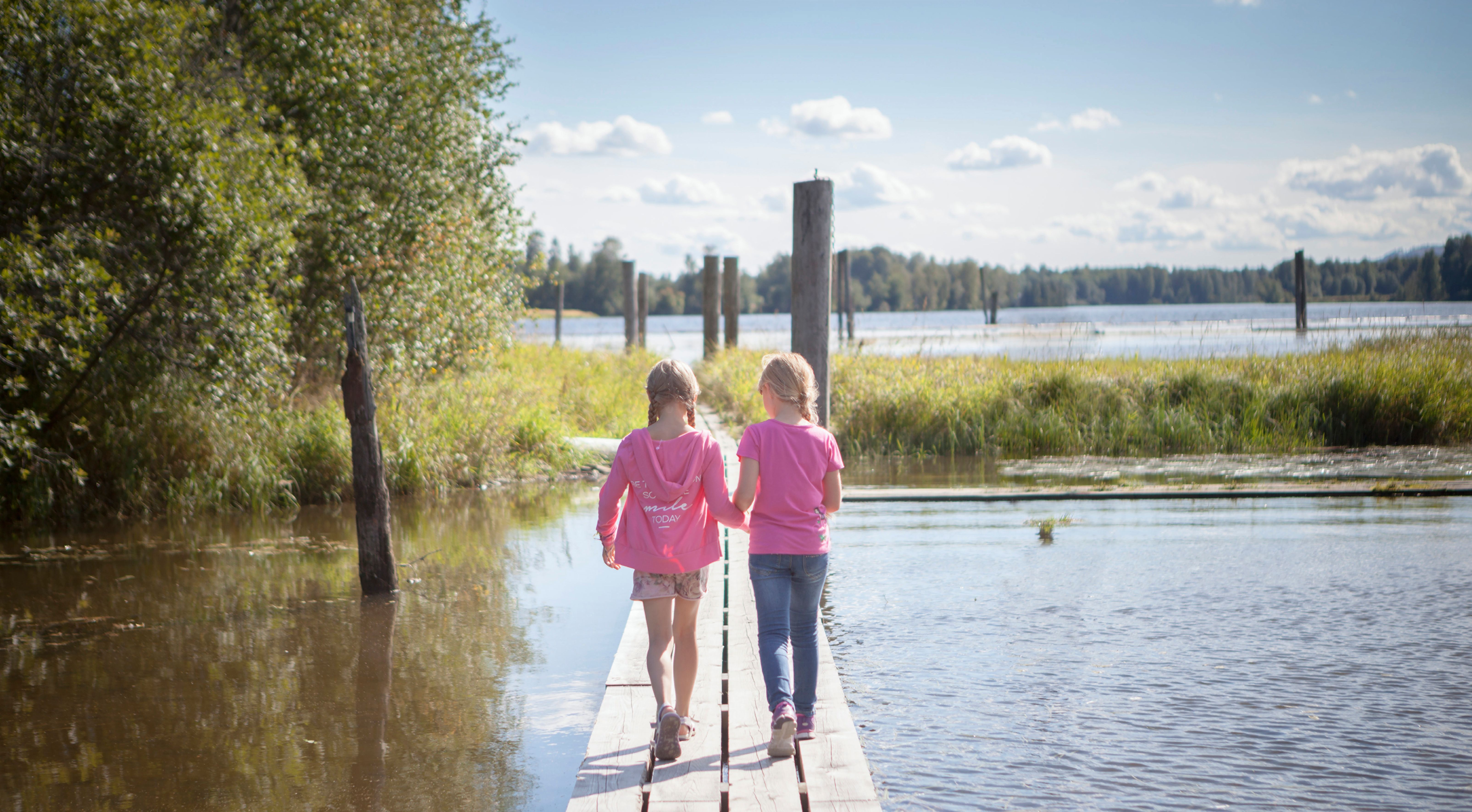 To jenter går på Fetsund lenser på Glomma