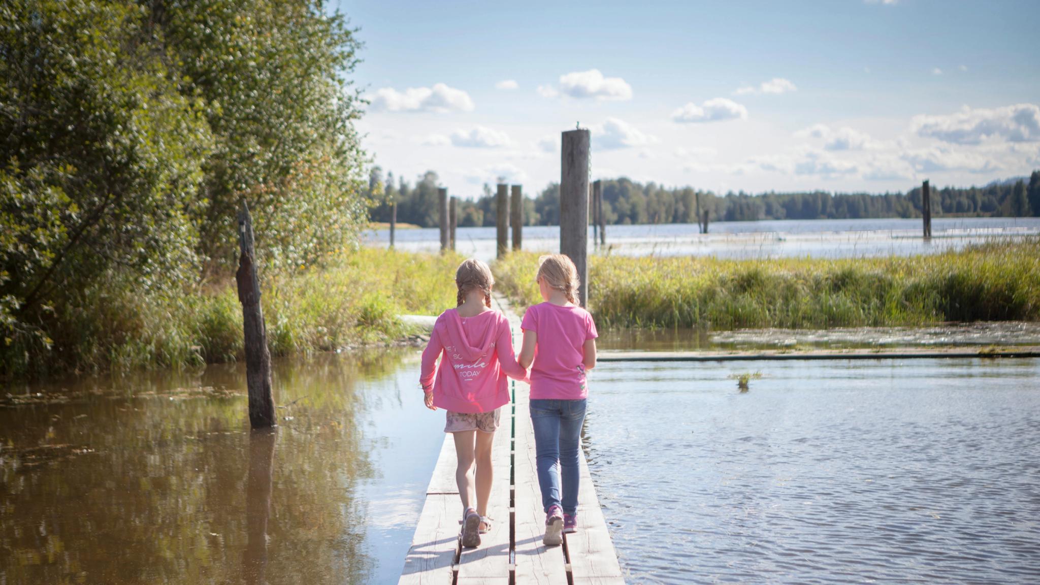 To jenter går på Fetsund lenser på Glomma