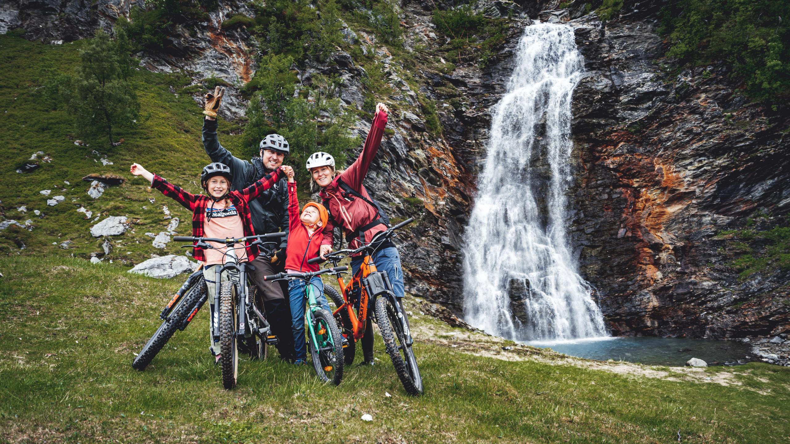 Familie på sykkeltur ved Rottenvikfossen