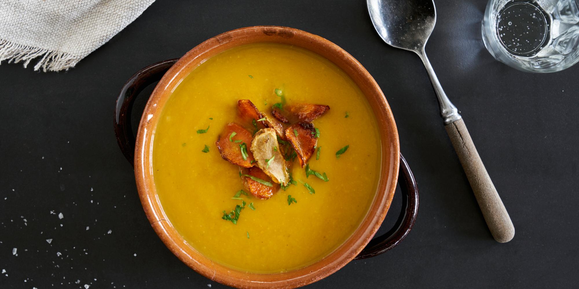Suppe i en bolle på et bord.