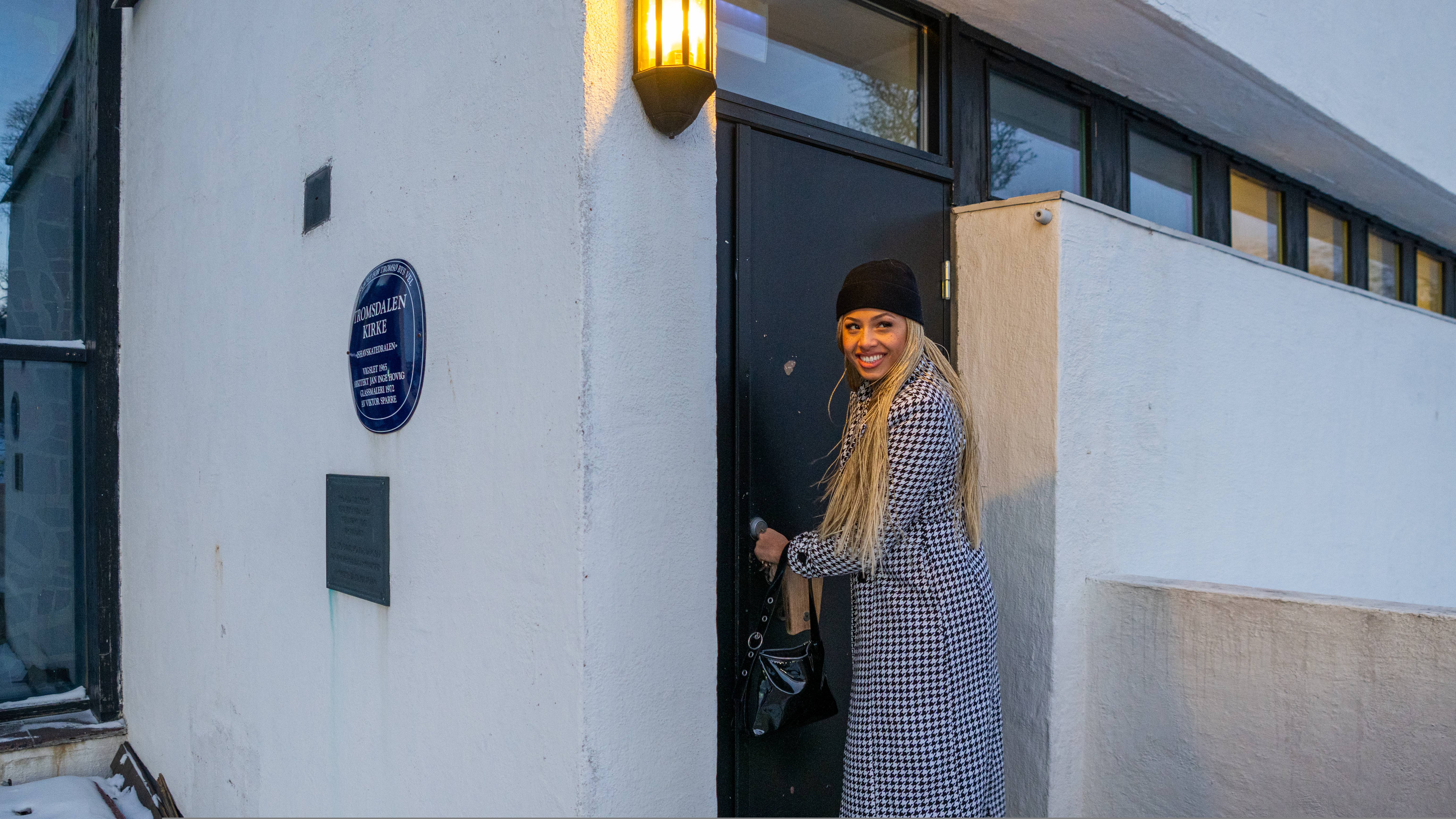 Ida Tolou foran Ishavskatedralen i Tromsø