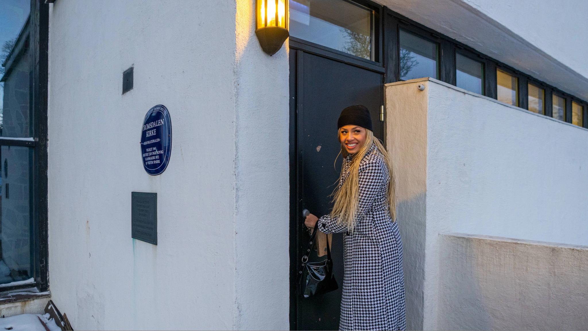 Ida Tolou foran Ishavskatedralen i Tromsø