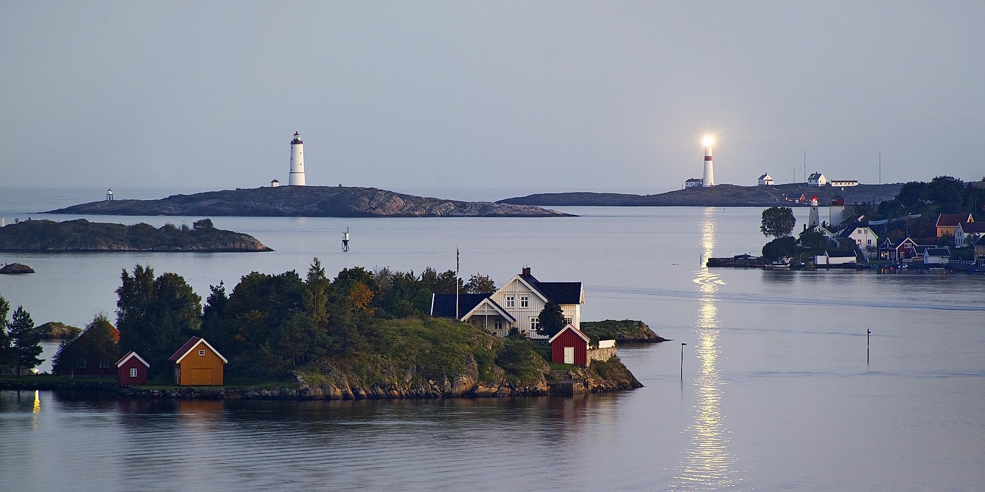 Galtesund with lighthouses Store and Lille Torungen in Arendal