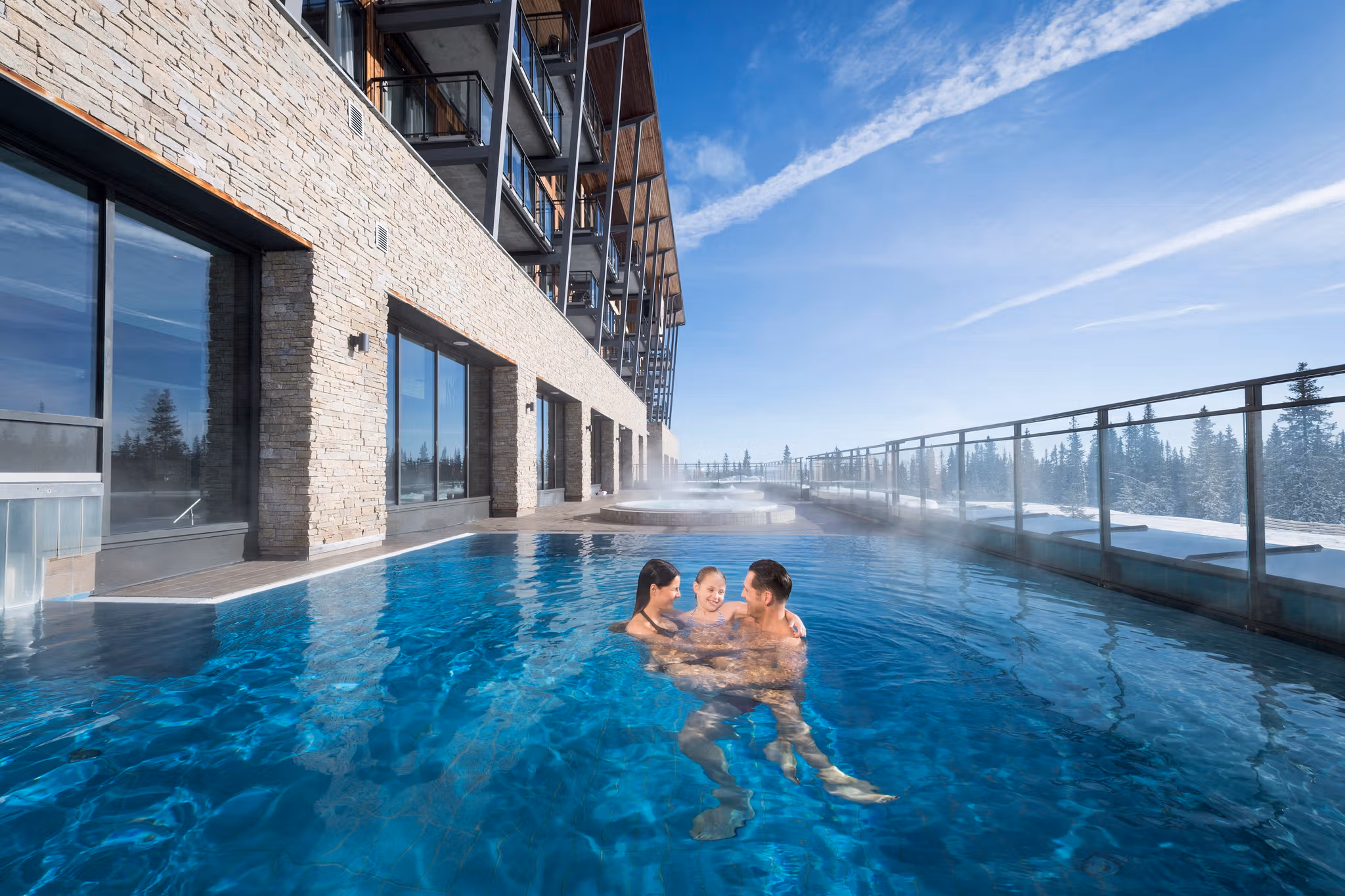 Familie i utendørsbassenget en vinterdag på Radisson Blu Resort i Trysil på Østlandet